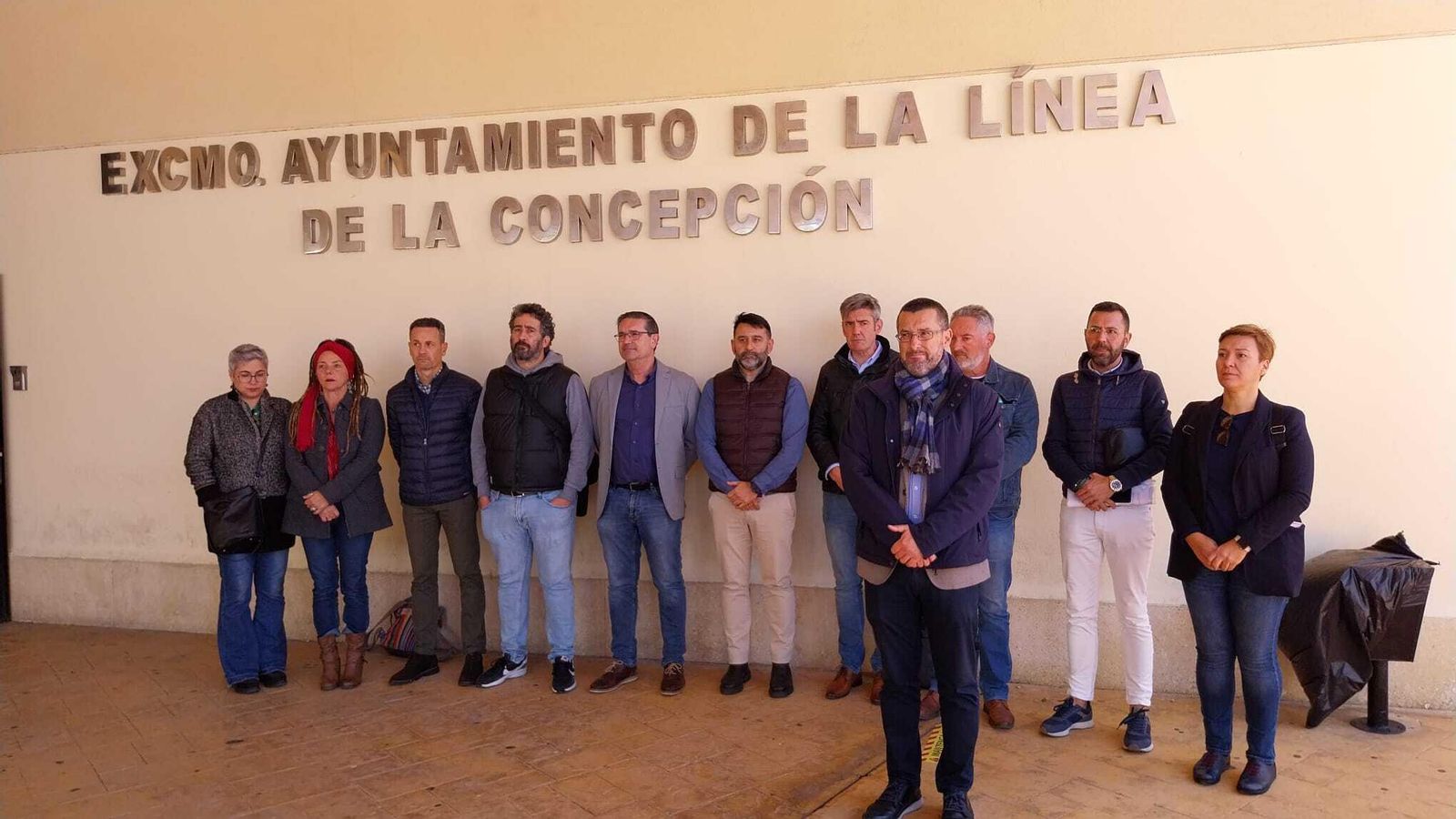 Minuto de silencio celebrado este lunes a las puertas del Ayuntamiento de La Línea. Minuto de silencio celebrado este lunes a las puertas del Ayuntamiento de La Línea.