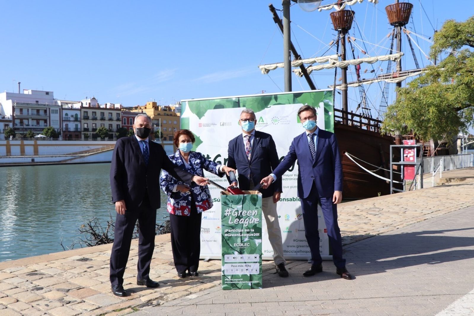 Autoridades implicadas en la iniciativa de la Fundación Ecolec.