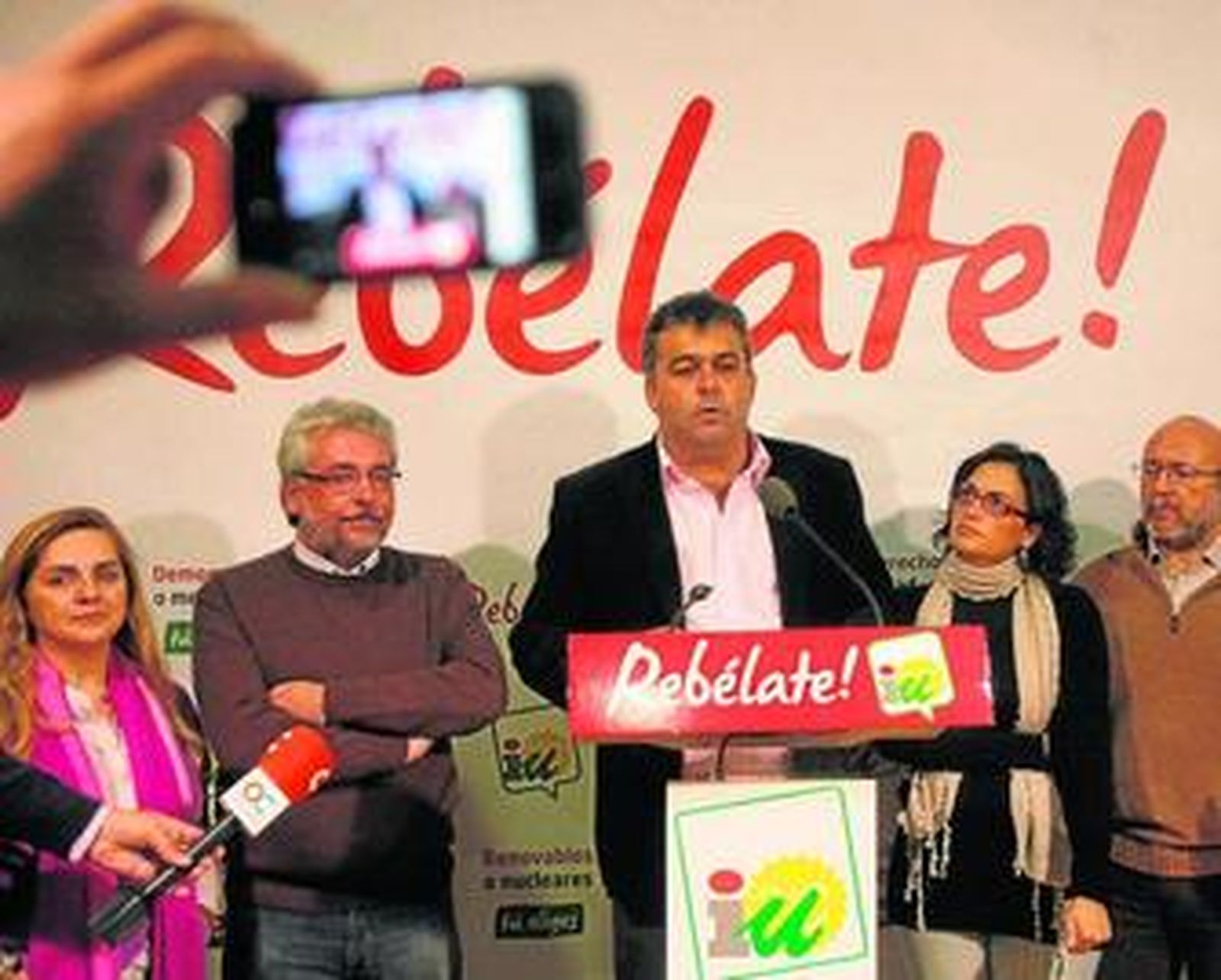 Manuel Cárdenas, compareciendo anoche ante los medios en la sede de IU de Sagasta.