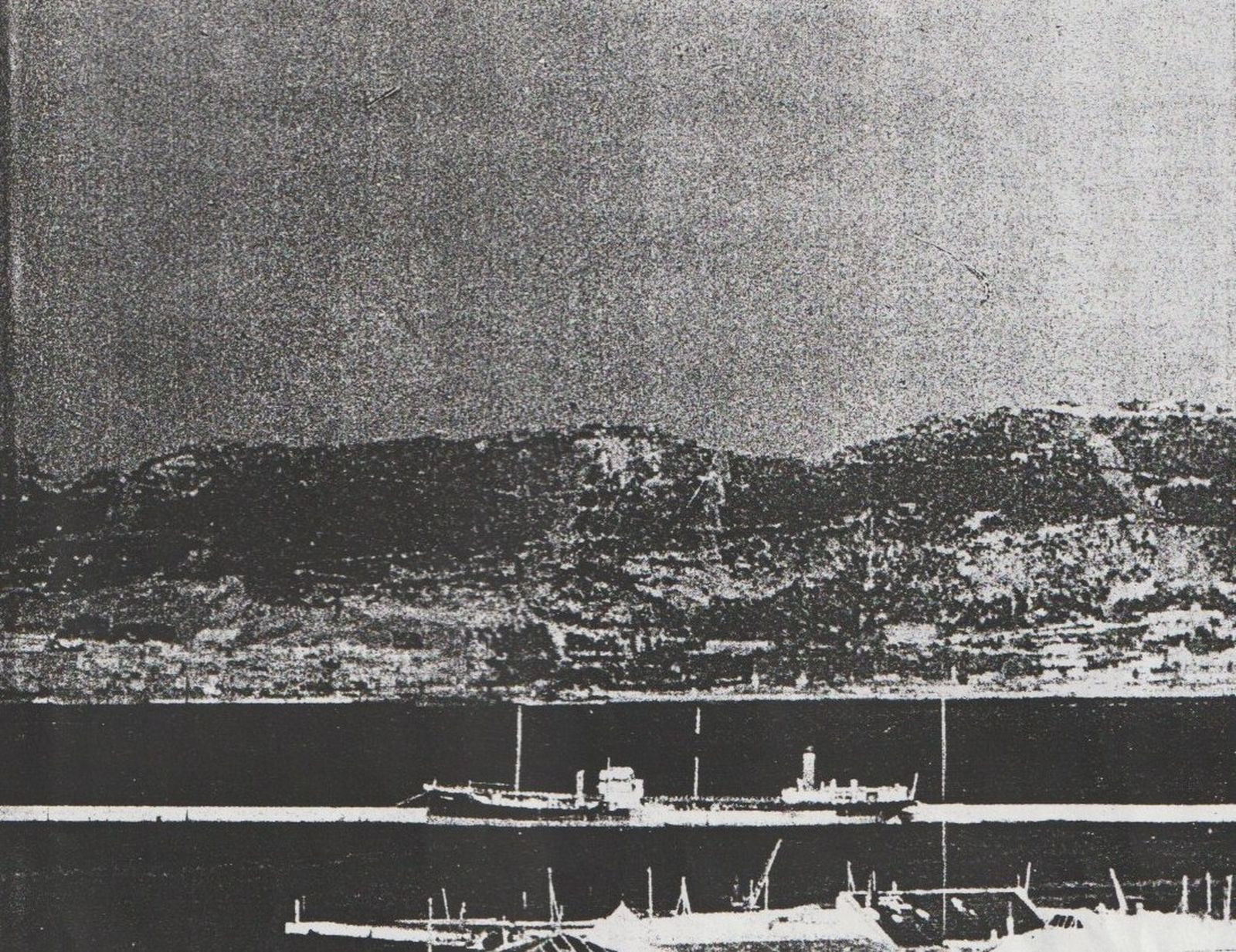 Fotografía del mercante Olterra amarrado en el dique exterior del puerto de Algeciras tomada por un agente del SIS desde los altos del Viceconsulado italiano.