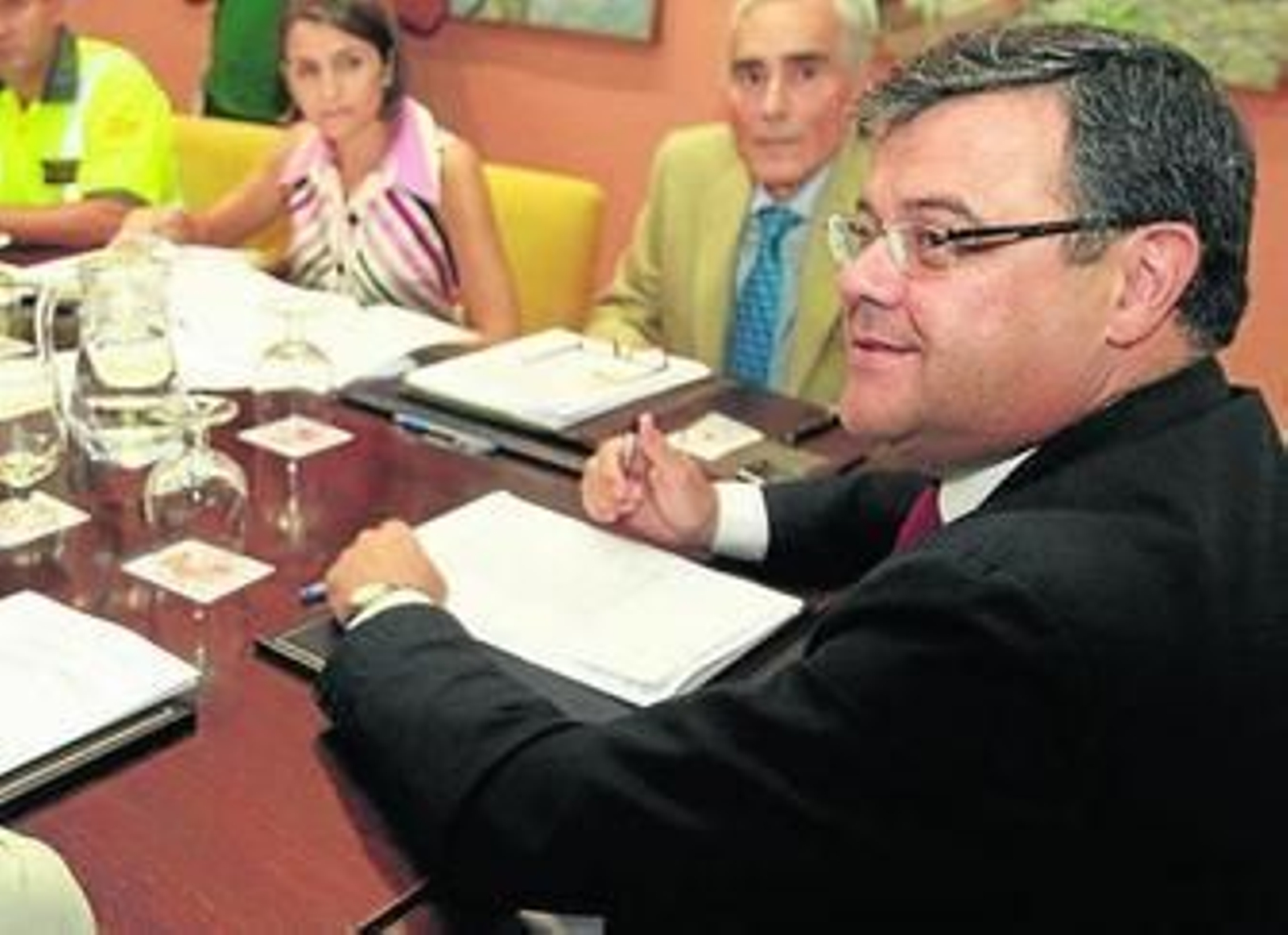 Faustino Valdés, en una reunión cuando todavía era subdelegado del Gobierno en Sevilla.