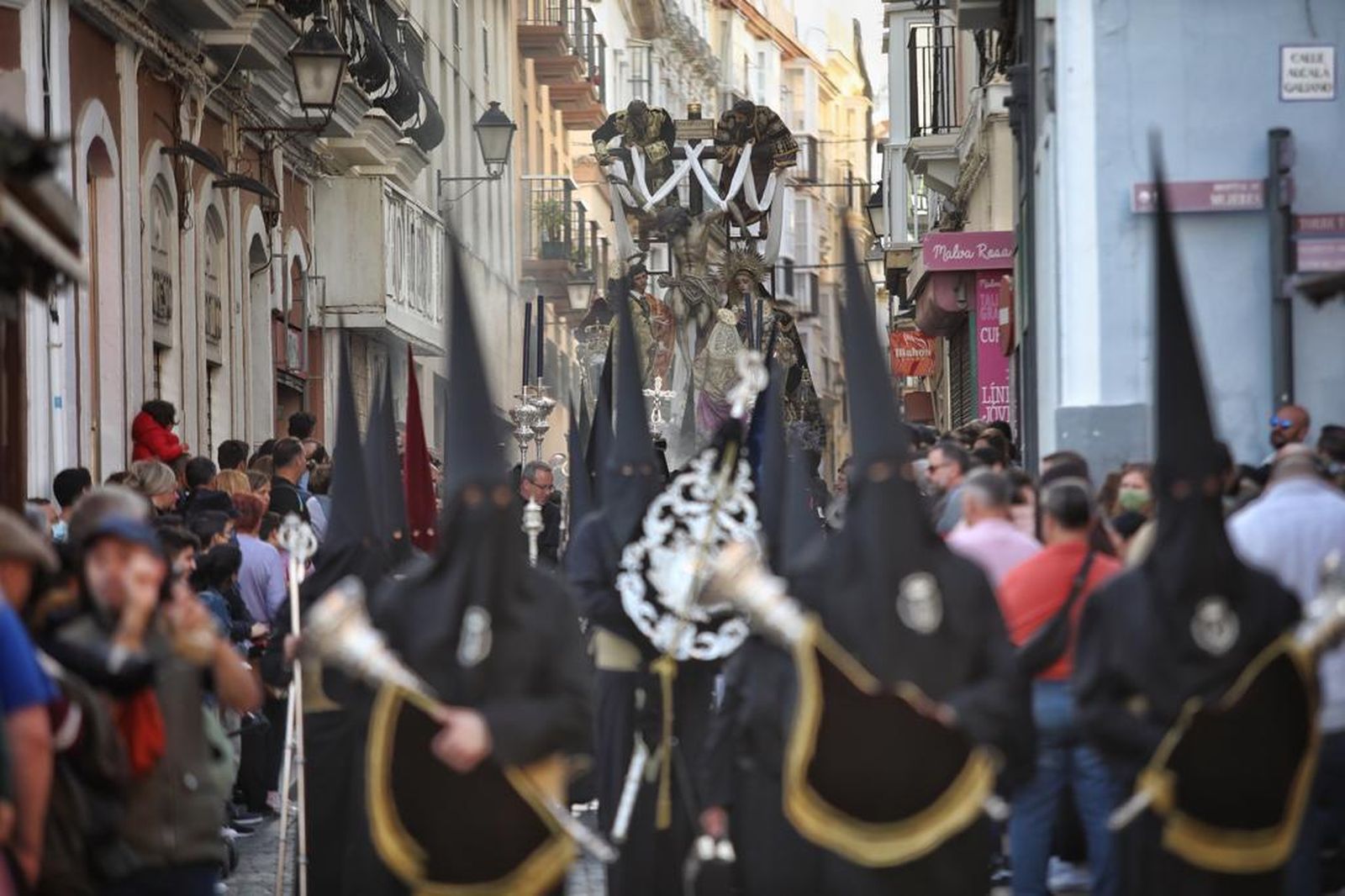 Las imágenes de la cofradía del Descendimiento en la Semana Santa de Cádiz 2022