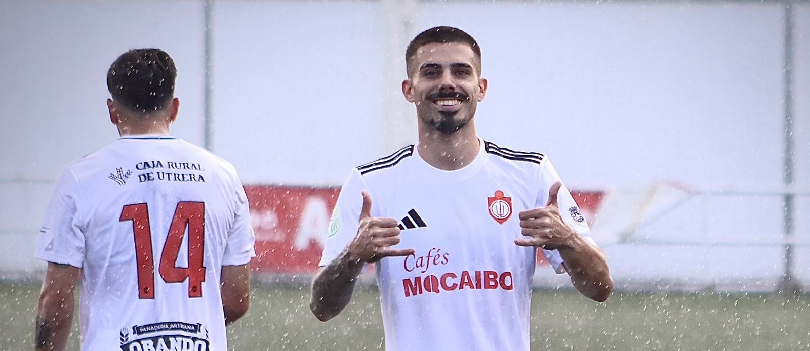 Dani Lidueña celebra un gol con el Utrera.