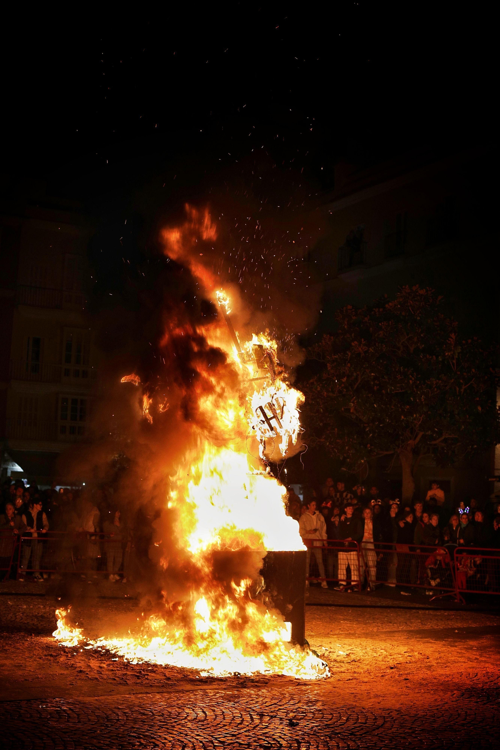 Carnaval de Cádiz 2023: Pregón y quema del Gran Momo, en imágenes