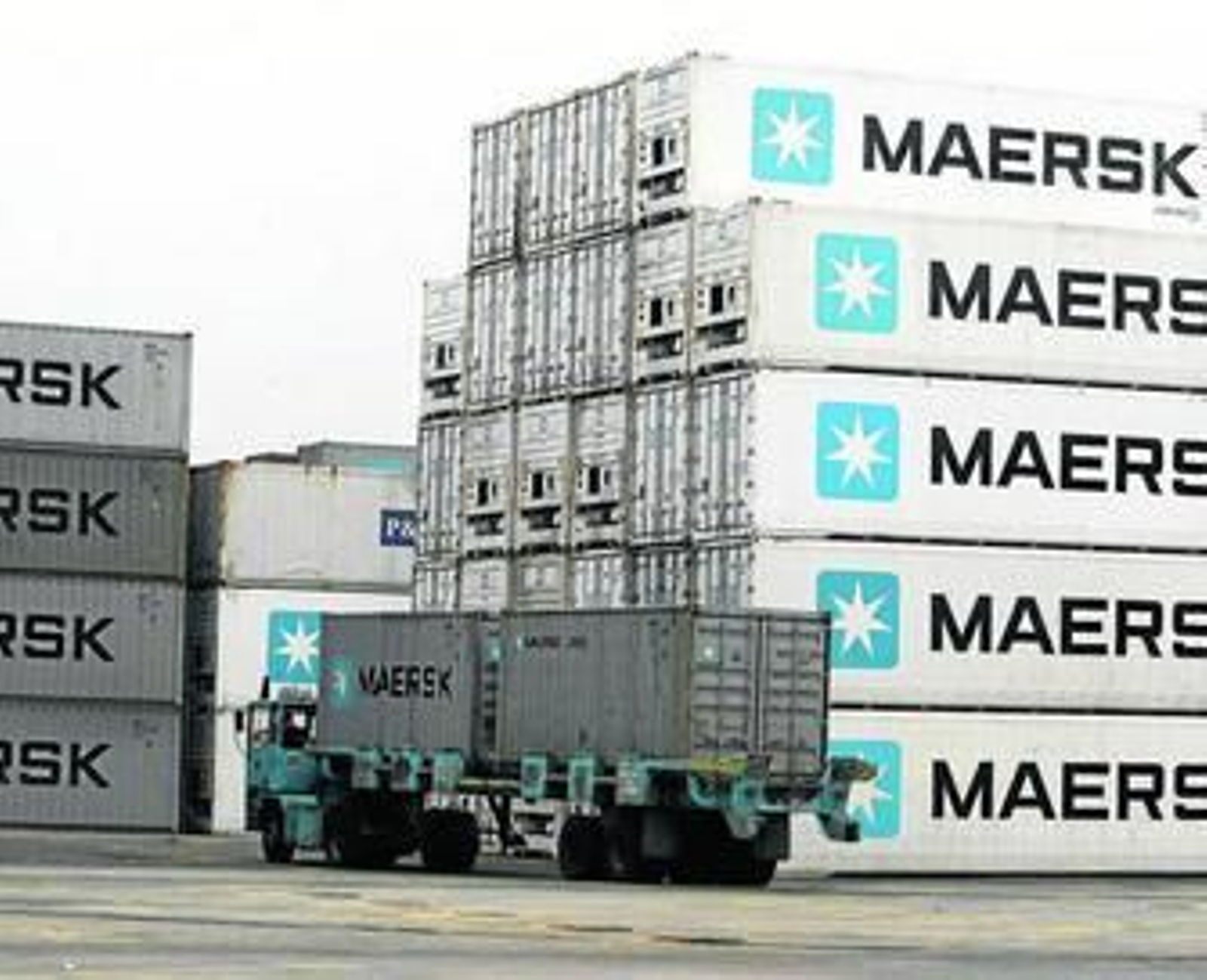 Una cabeza tractora transporta dos contenedores en APM Terminals Algeciras. Una cabeza tractora transporta dos contenedores en APM Terminals Algeciras.