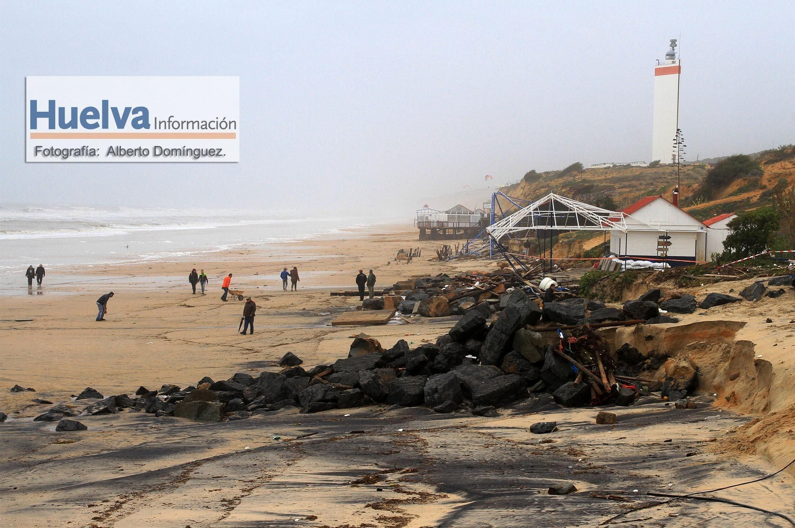 Imágenes del temporal de viento y lluvia en la playa de Matalascañas