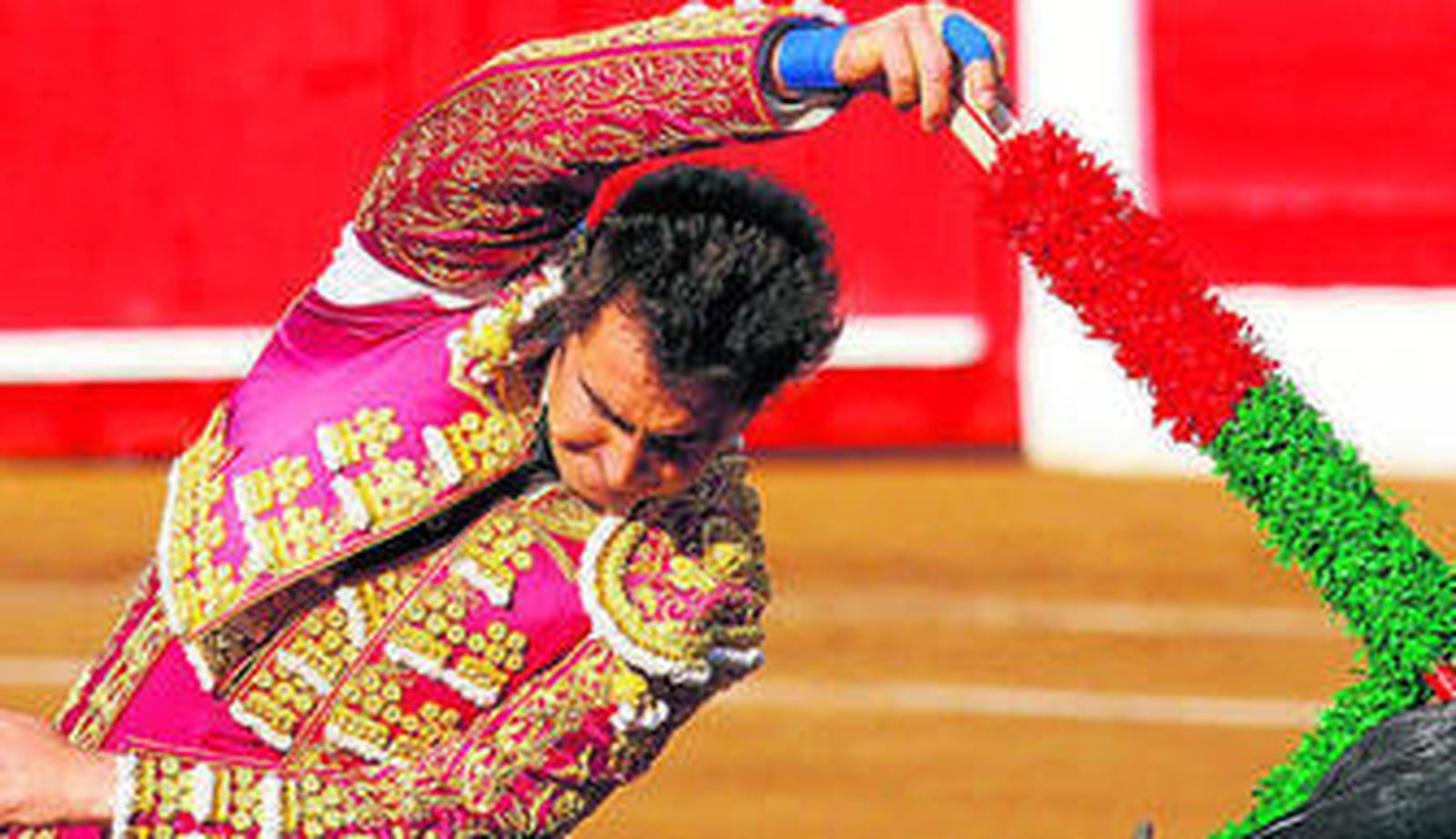 El Fandi, en un par al violín al quinto toro, al que cortó una oreja.