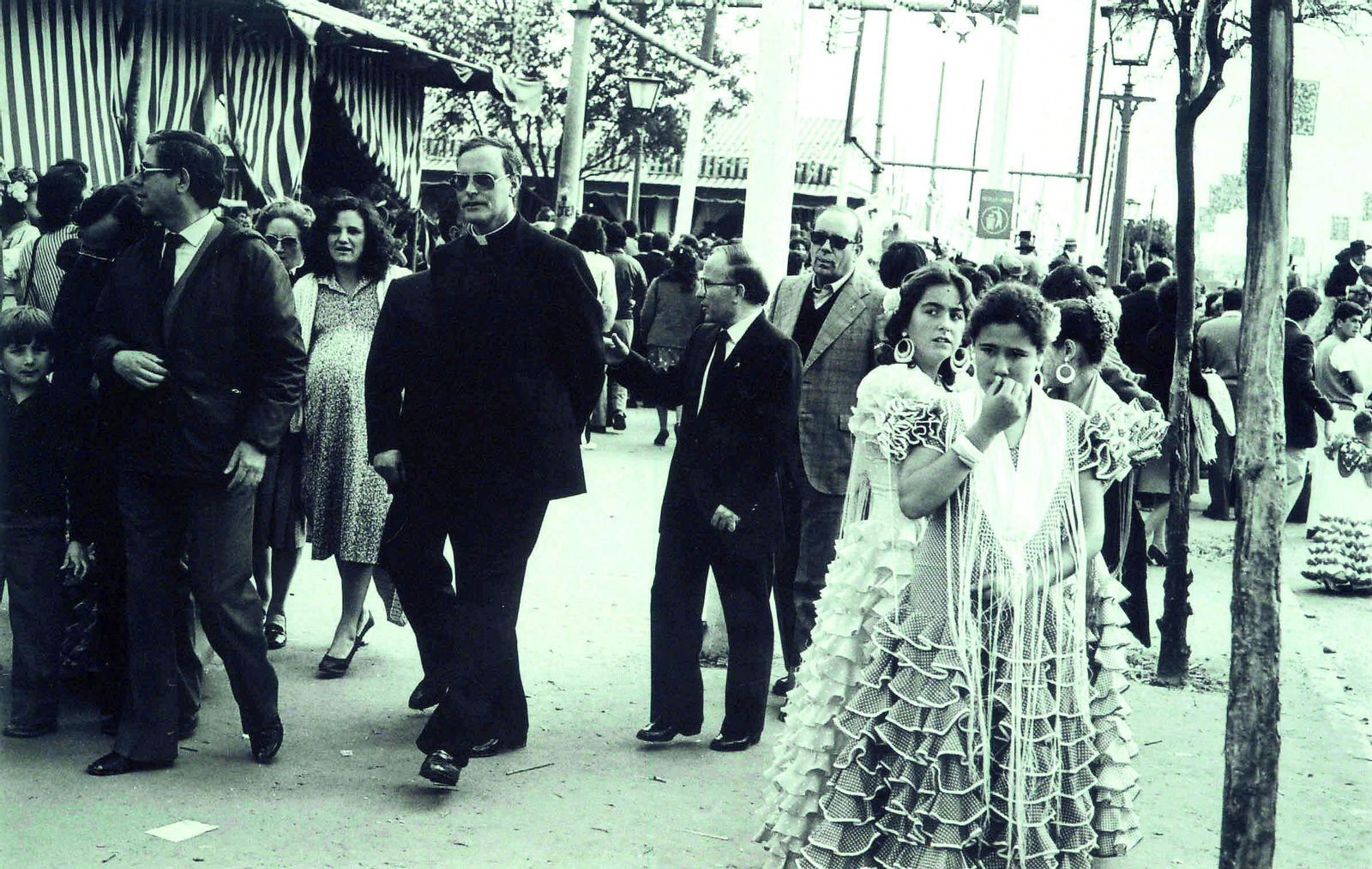 Un joven Carlos Amigo pasea por el real de la Feria de los años ochenta