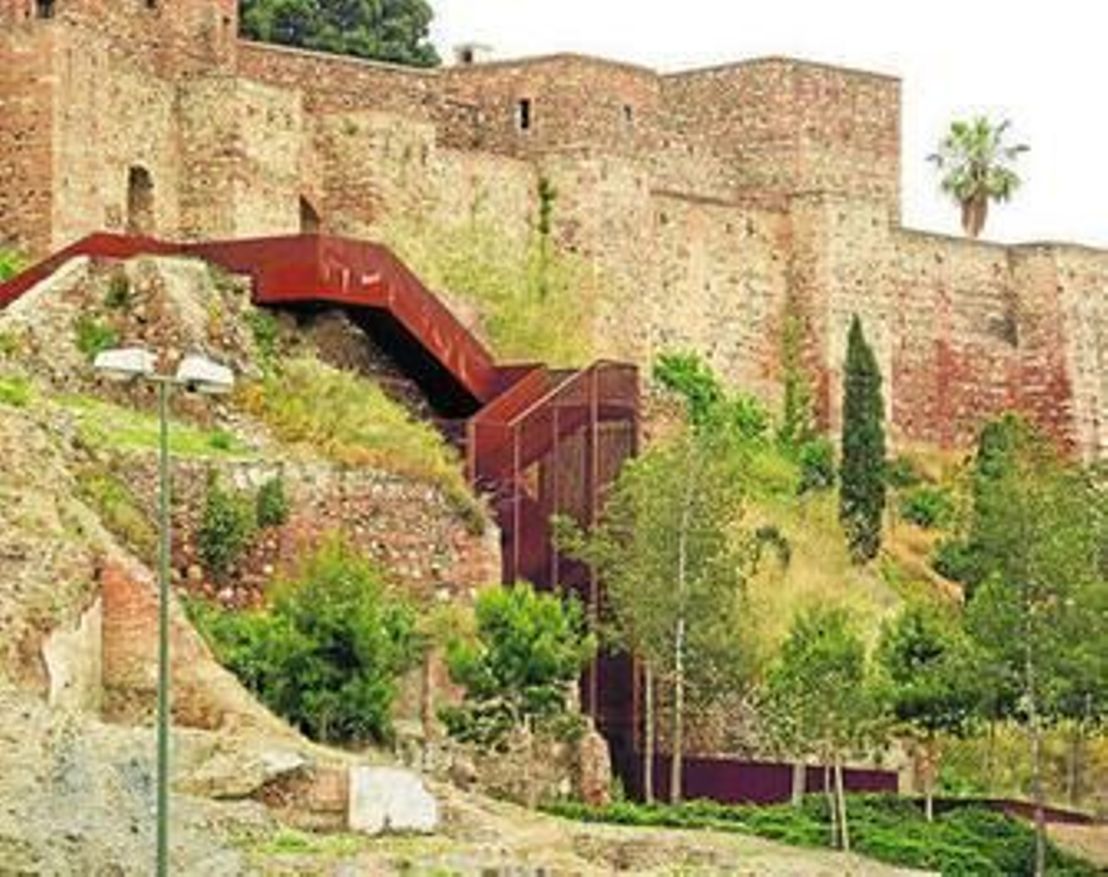 Imagen de la pasarela construida en la ladera de la Alcazaba.