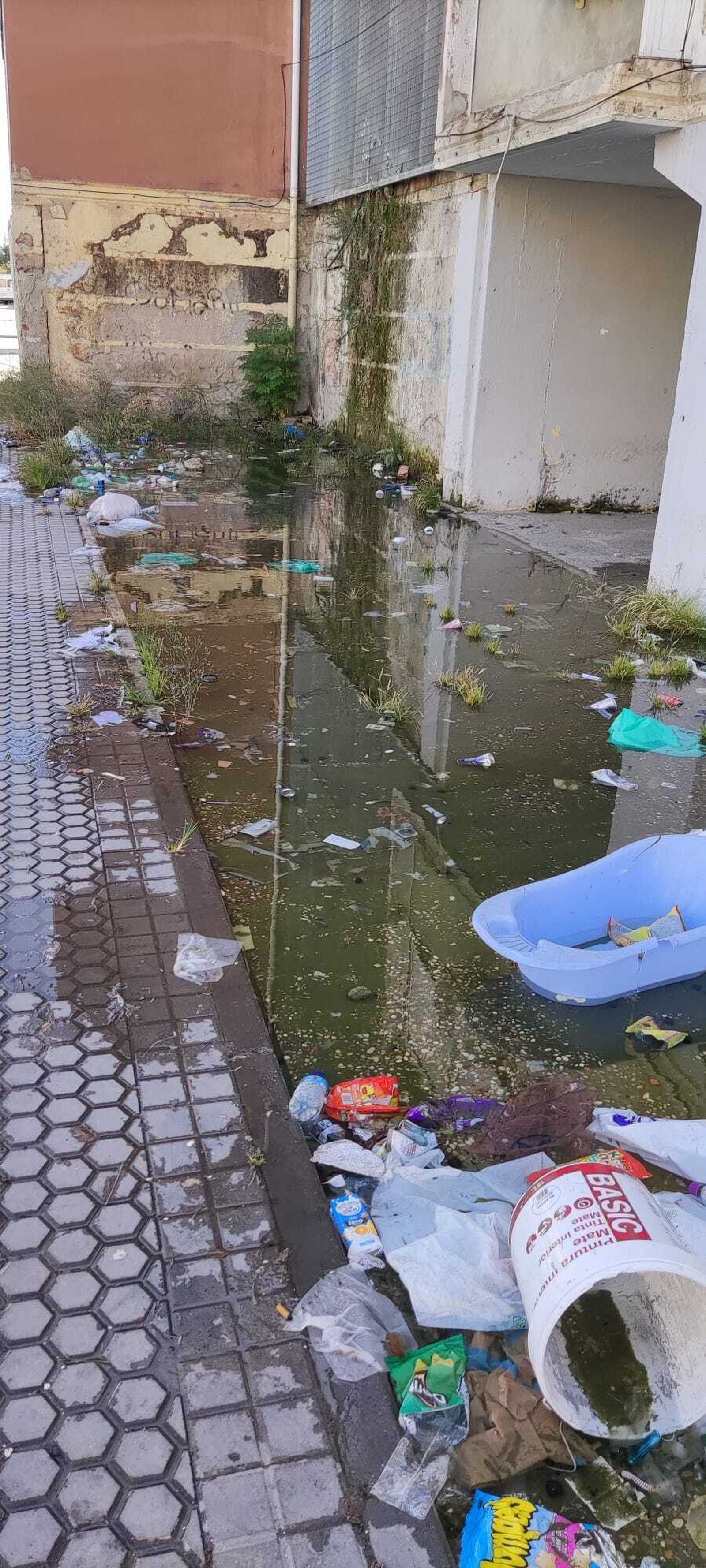 Uno de los atascos con salida de aguas fecales.