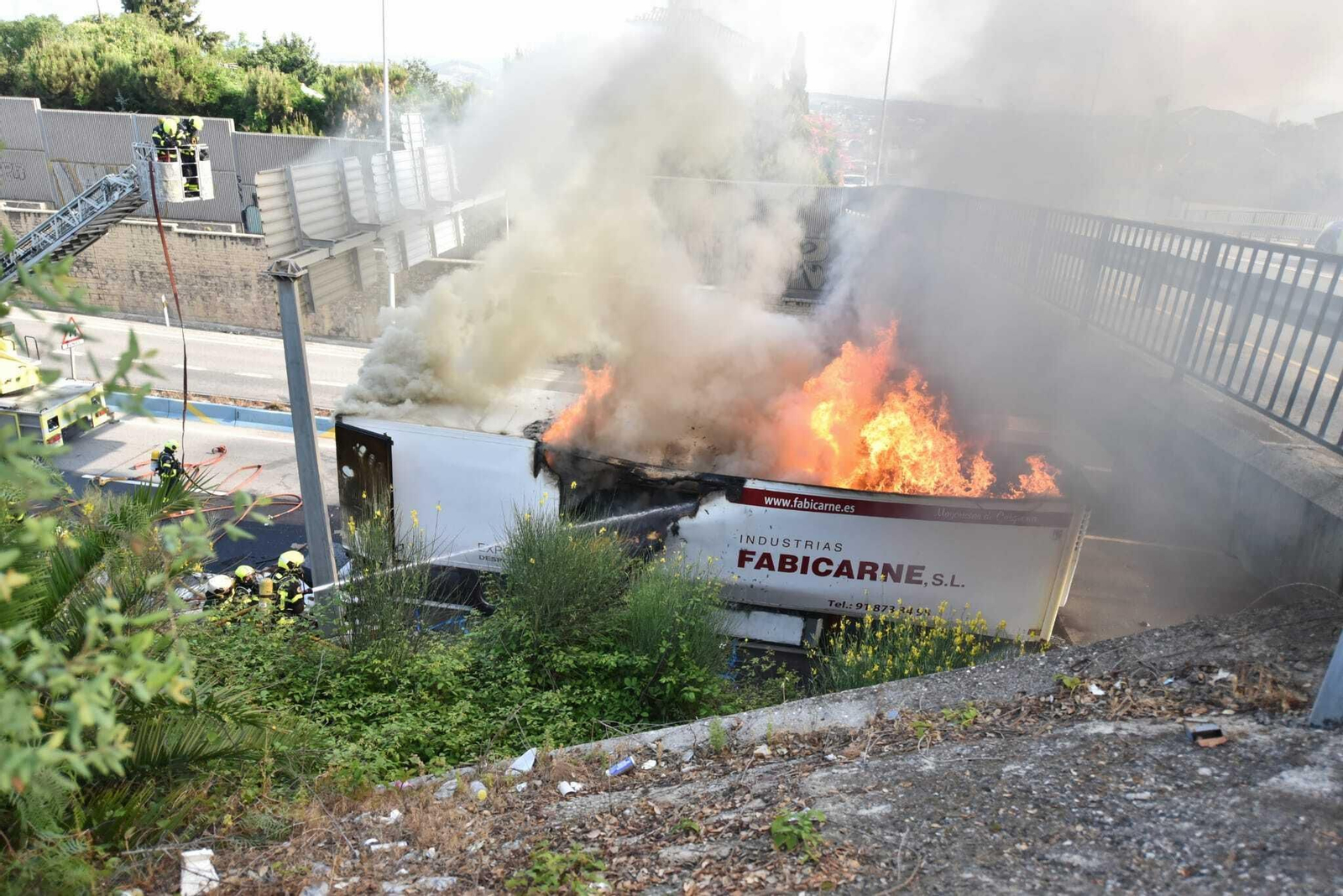 Incendio de un camión a la salida túnel, dirección Algeciras.