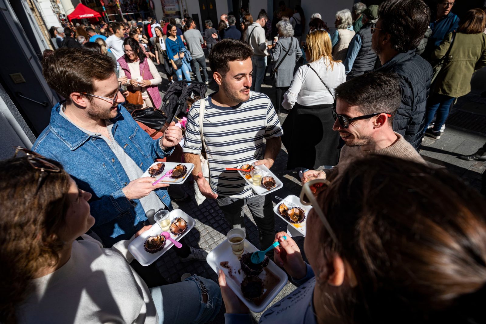 Búscate entre las mejores imágenes de la Erizada 2024 del Carnaval de Cádiz