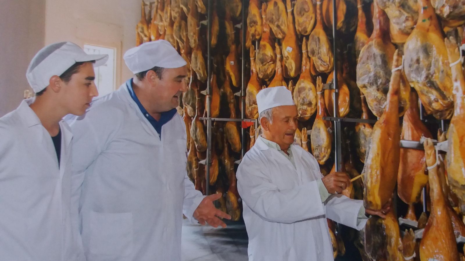 José cala un jamón en presencia de su hijo y su nieto.