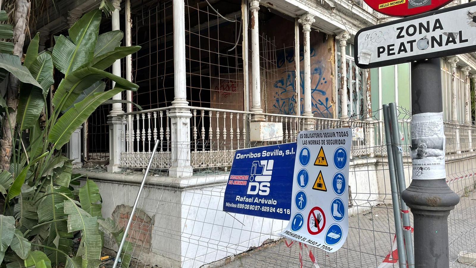 Los carteles que anuncian el inicio de las tareas de limpieza.