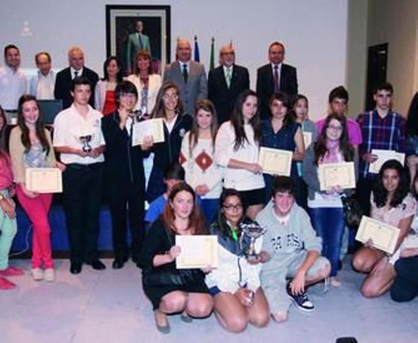Foto de grupo con el delegado de Educación, los organizadores del certamen y los premiados.