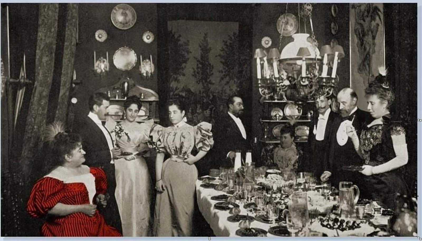 Comida en el salón de su casa con unos invitados, finales de XIX.