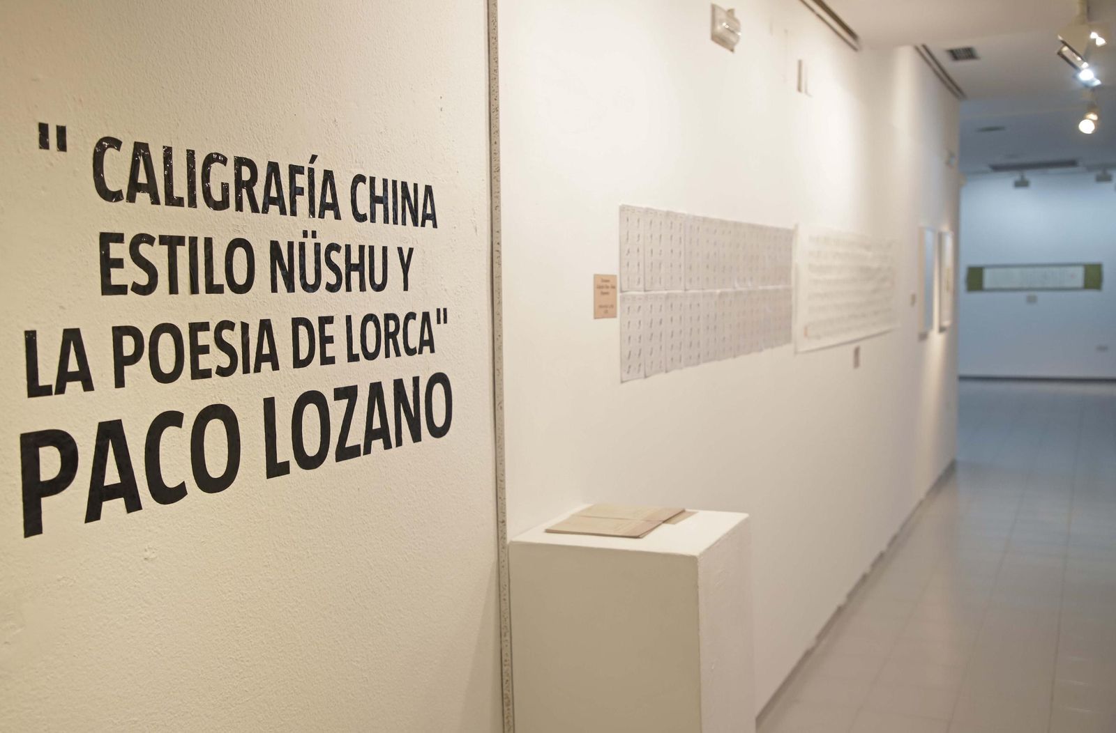 Fotos de la exposición de Caligrafía China estilo Nüshu y la Poesía de Lorca de Paco Lozano en Algeciras