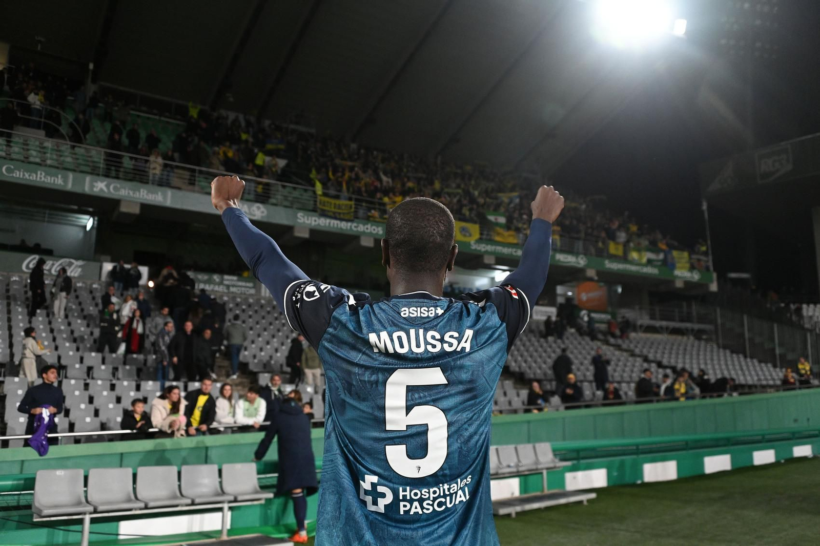 Moussa Diakité saluda a aficionados cadistas tras la victoria en Córdoba.