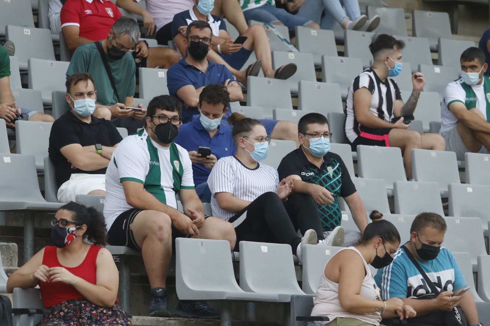 Los seguidores cordobesistas, en la presentación de las camisetas en El Arcángel.