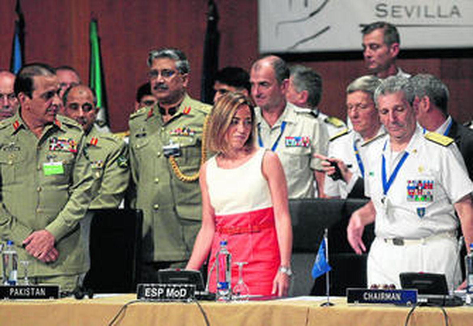 El general paquistaní A. Pervez Kayani; la ministra de Defensa, Carme Chacón; y el almirante Di Paola.