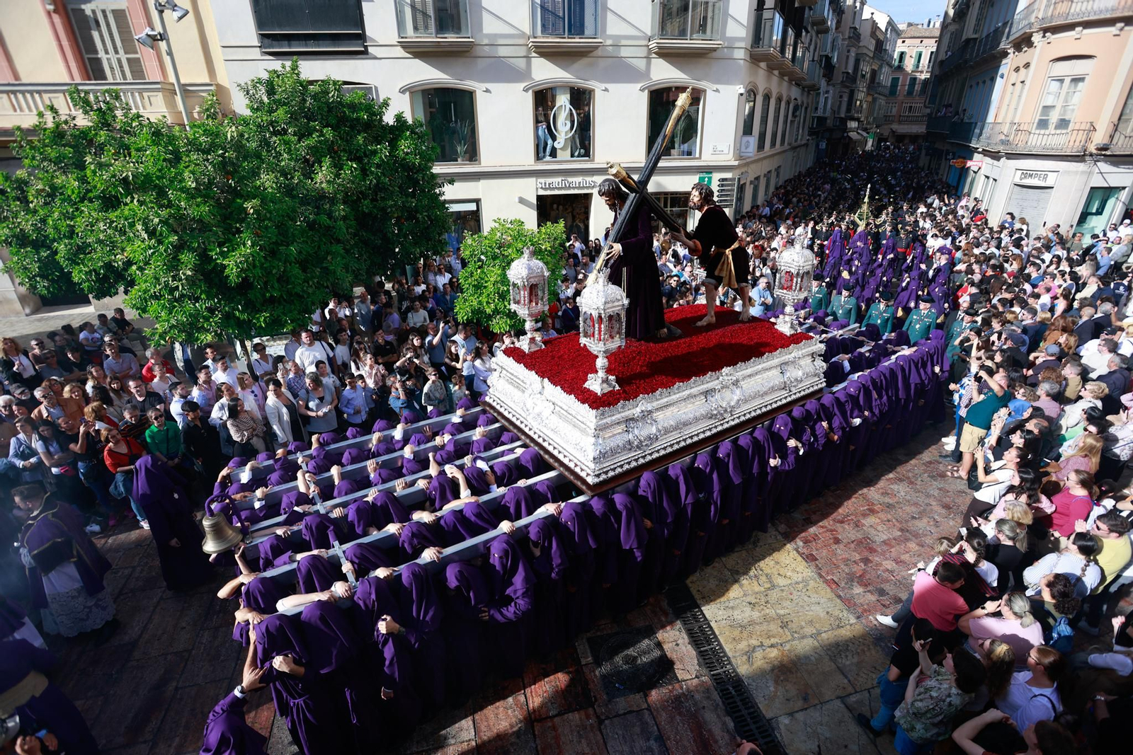 Las fotos de la procesión de Pasión el Lunes Santo en Málaga