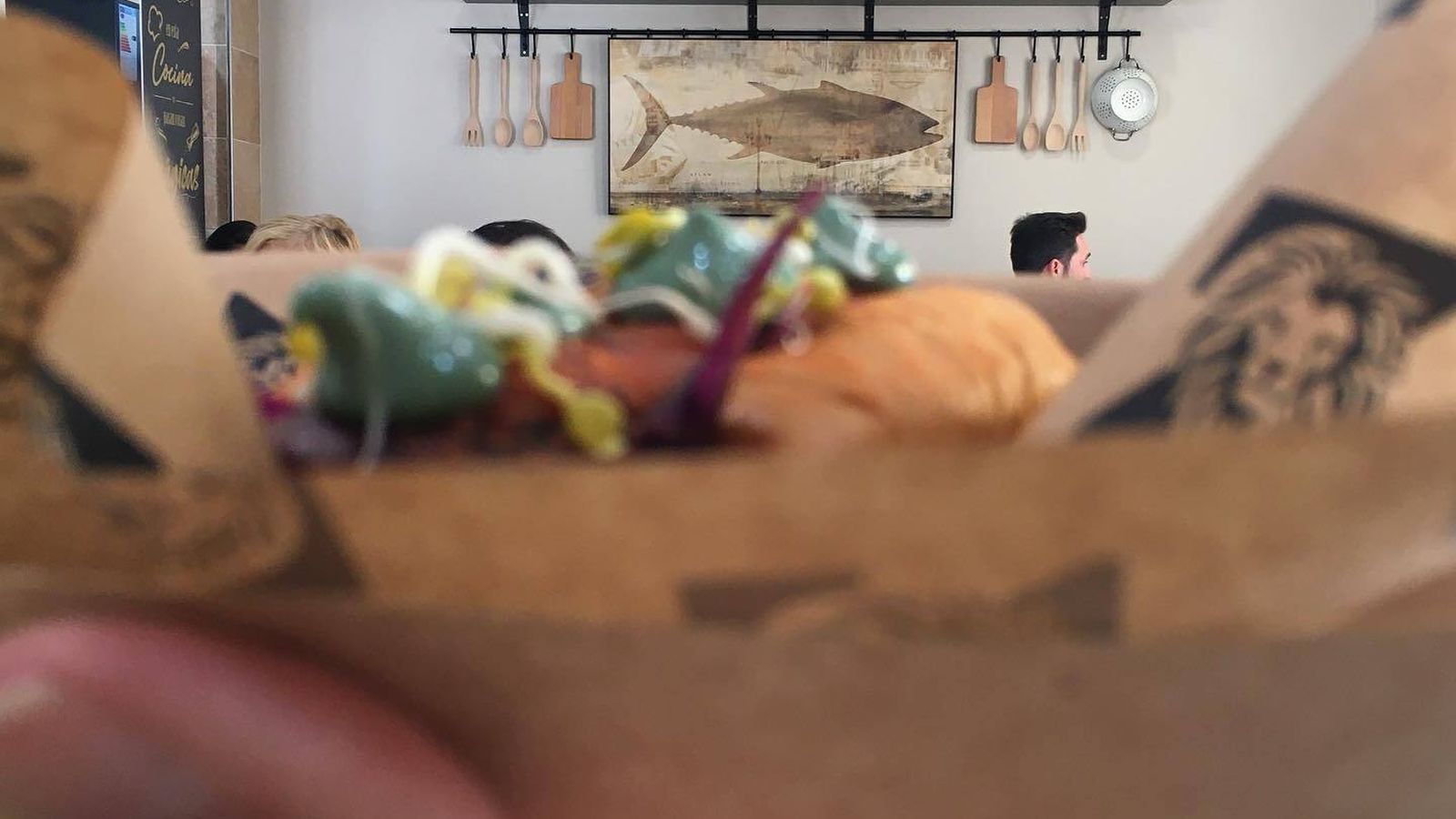 Tapa del Restaurante Boccacalle con la obra de Gargon al fondo