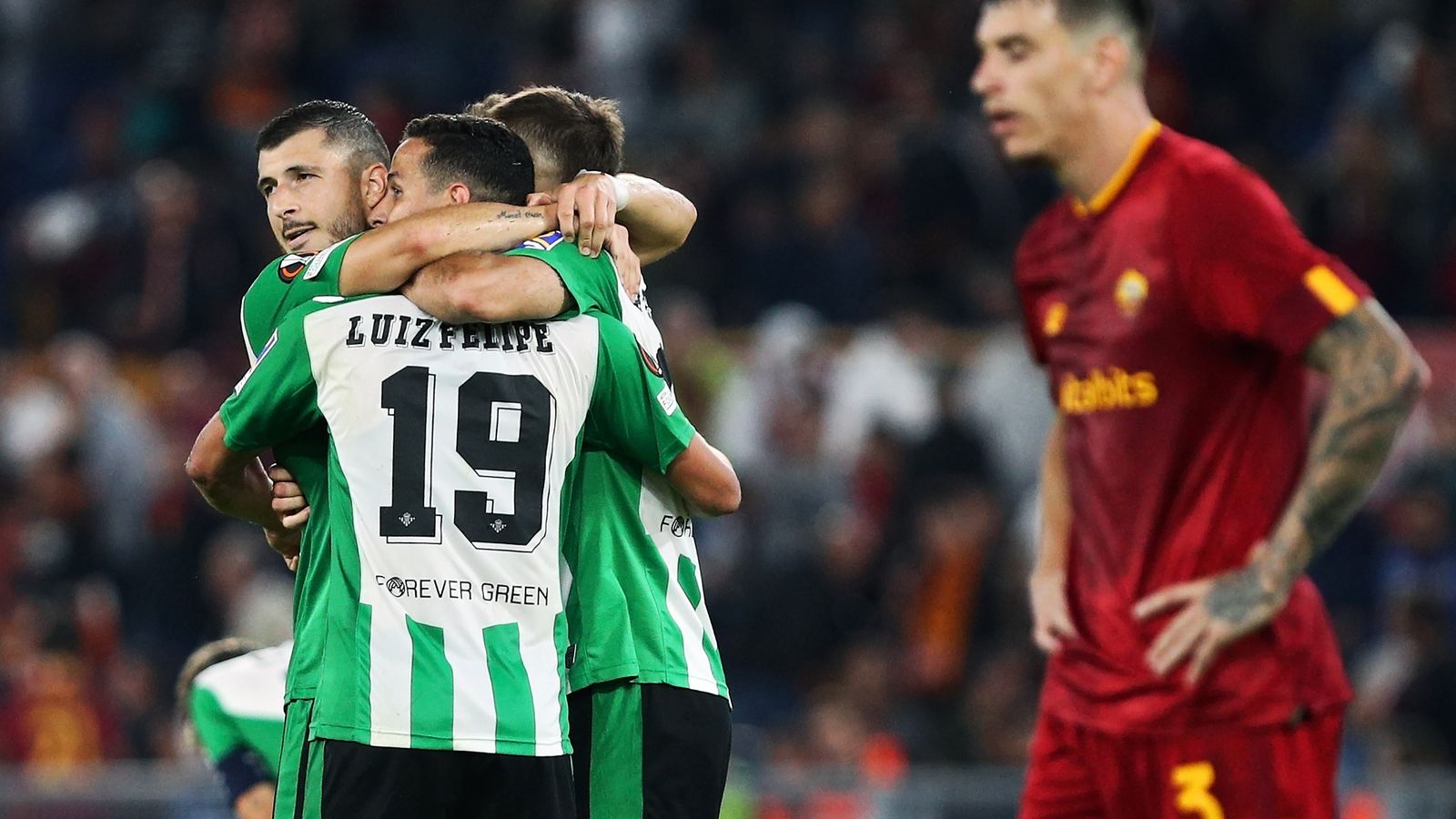 Guido, Luiz Felipe y Pezzella se abrazan al final del partido.