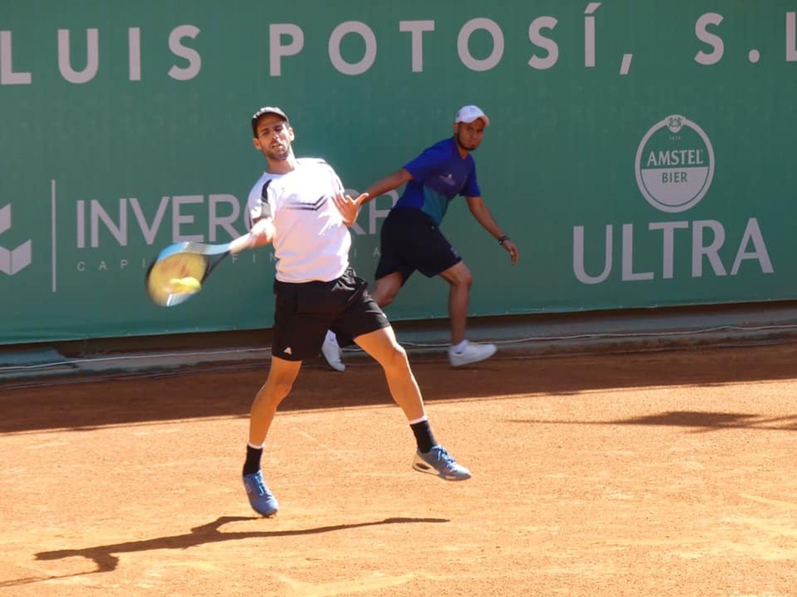 Adrián Menéndez golpea la bola.