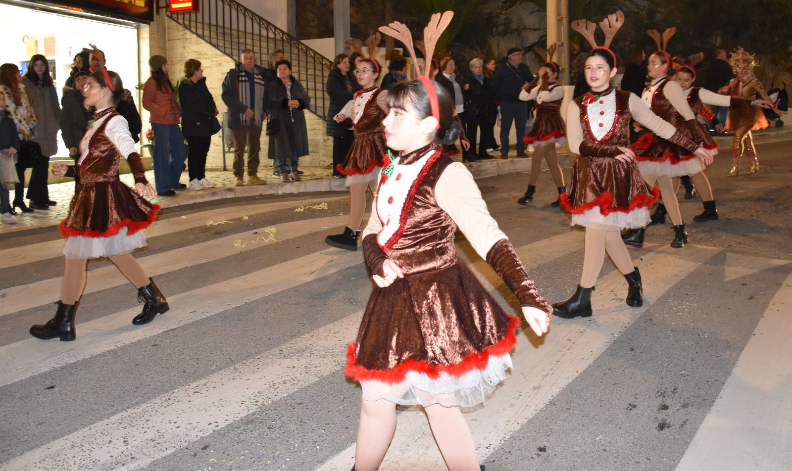 Macael desborda ilusión en la visita de los Reyes Magos: la cabalgata, en imágenes