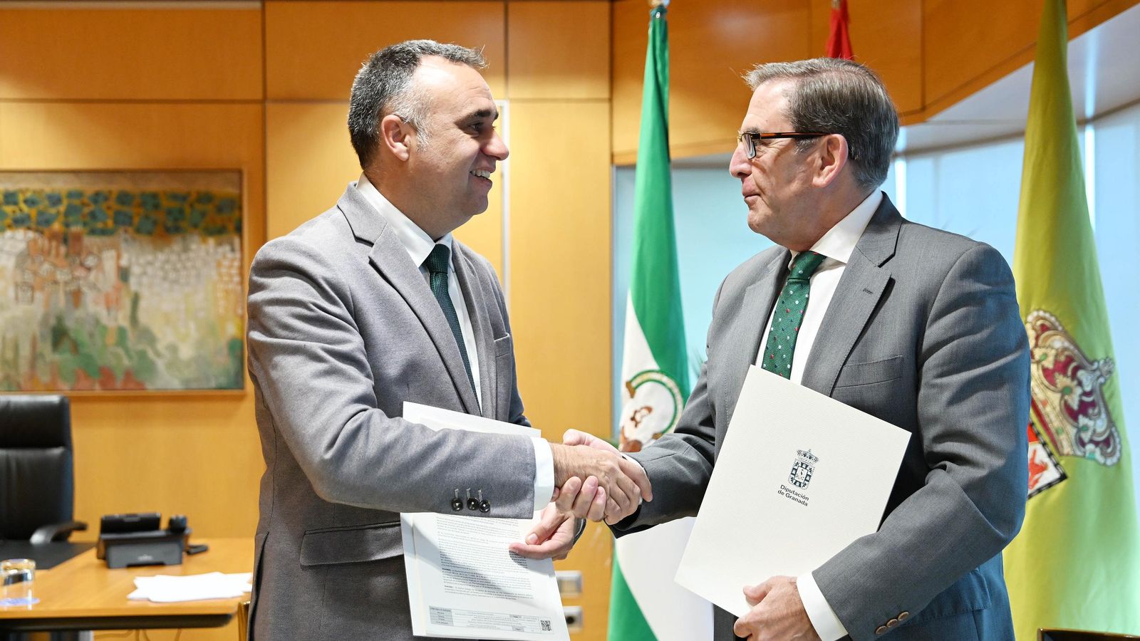 El presidente de la Diputación, Francis Rodríguez (izquierda), junto al decano del Colegio de Abogados de Granada, Leandro Cabrera