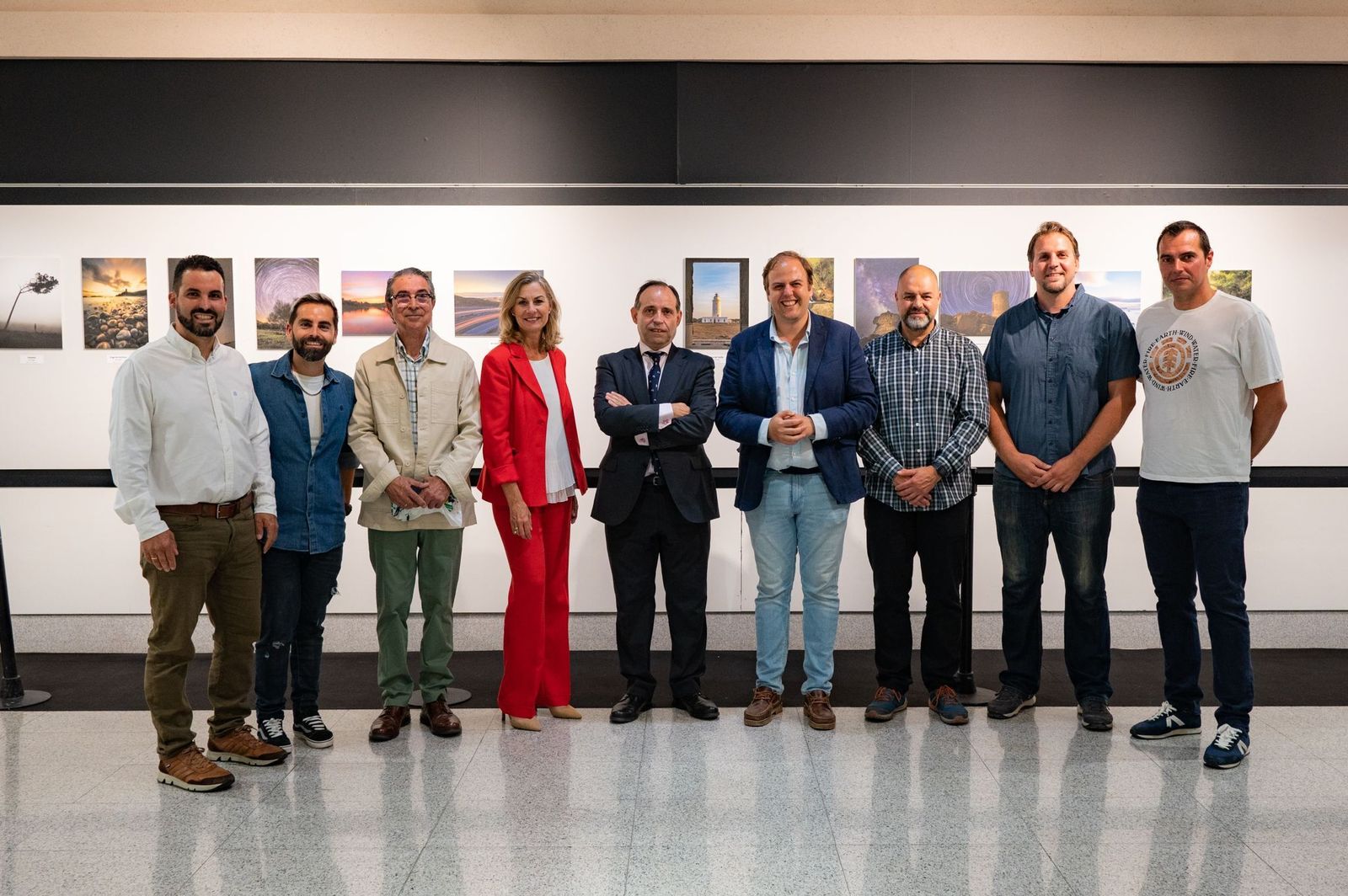 En la foto aparecen los fotógrafos Jorge P. Fresquet, Miguel Lorenzo, Javier Puche, José Roldán y David Rubio, además de Miguel Lorenzo, presidente de Infocus, Javier Vázquez, concejal de Educación y Medio Amiente del Ayuntamiento de Algeciras, José Antonio Ramírez, Miguel Ángel Esteban director de El Corte Inglés e Isabel Mora responsable de Relaciones Institucionales y Comunicación.