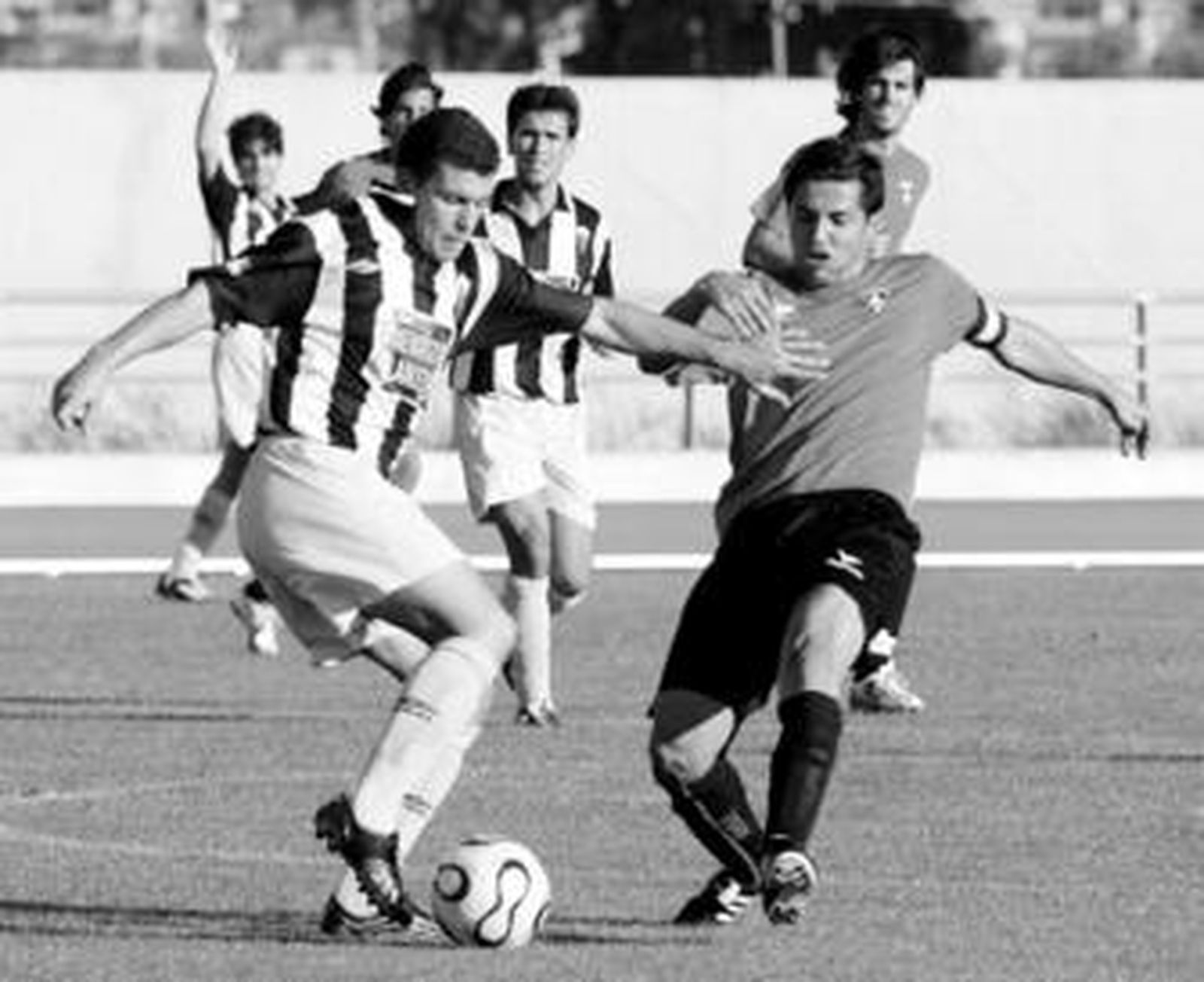 Barba, derecha, fue castigado y no defenderá al Ayamonte el domingo.