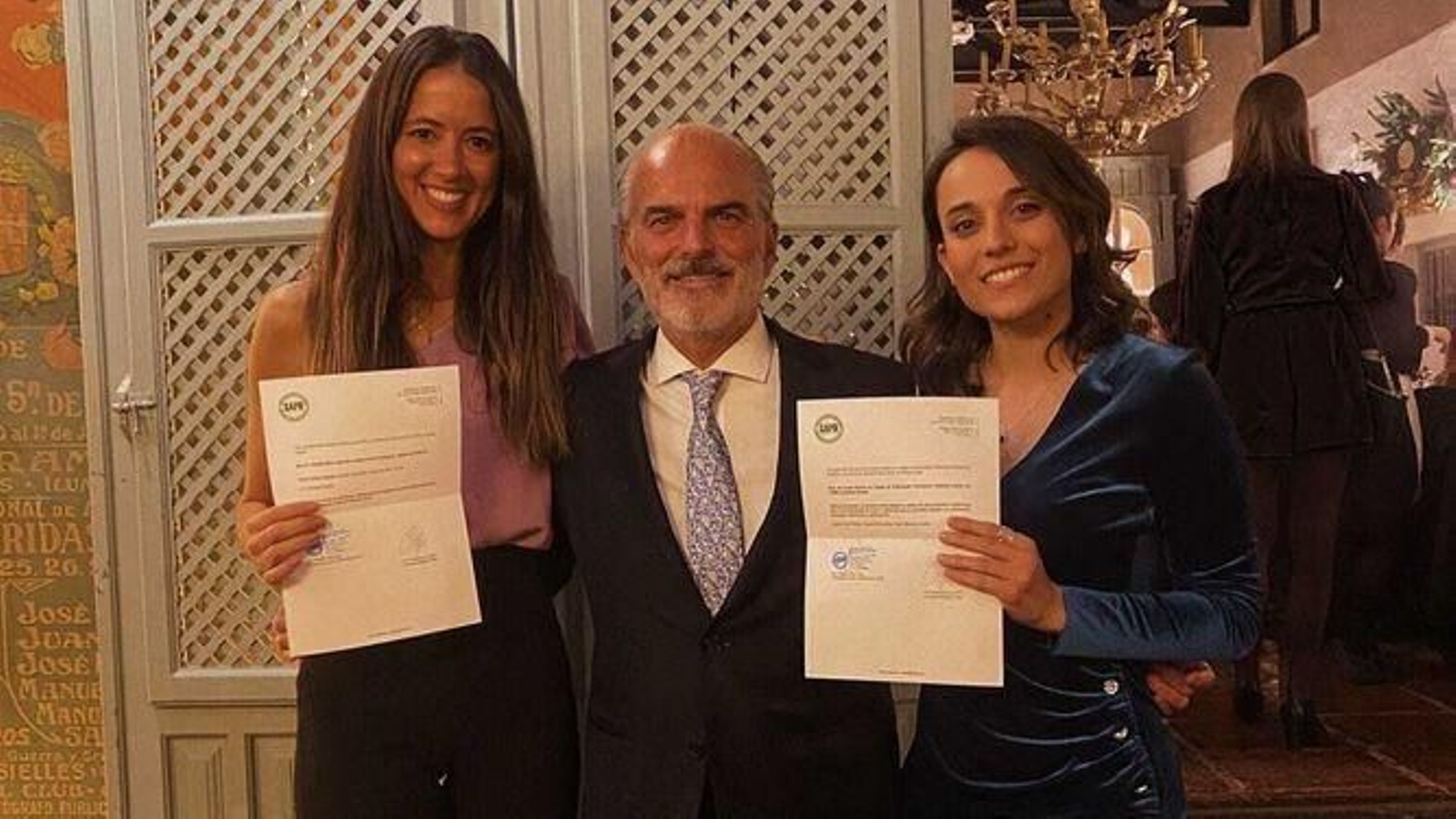 El presidente de la SAPD, Manuel Rodríguez-Téllez, junto a las dos becadas, la doctora Teresa Valdés Delgado (izquierda) y Carmen Vías Parrado (derecha).