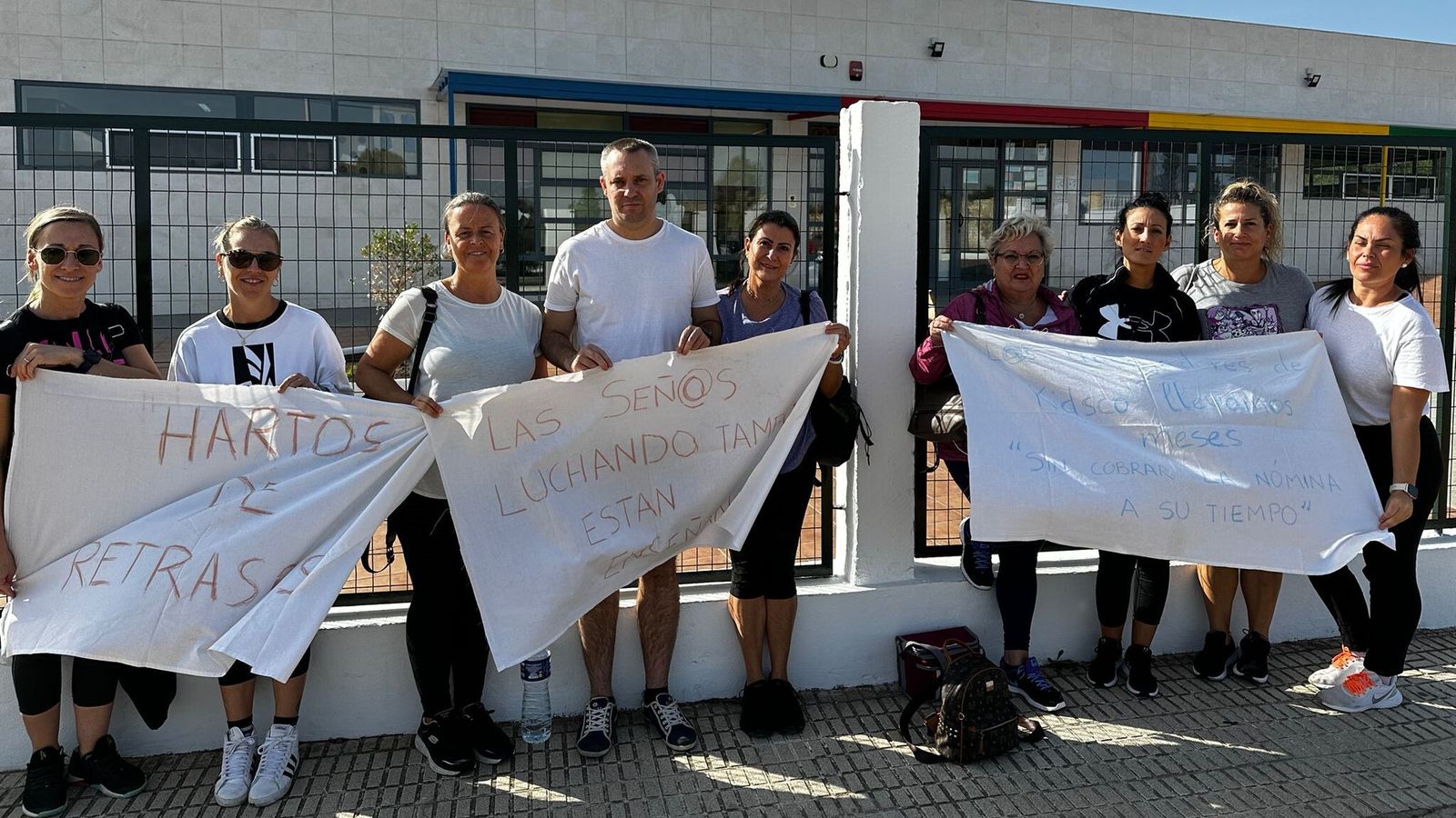 El personal de la guardería de Defensa en San Fernando, en huelga por el  atraso continuado en el pago de sus nóminas.