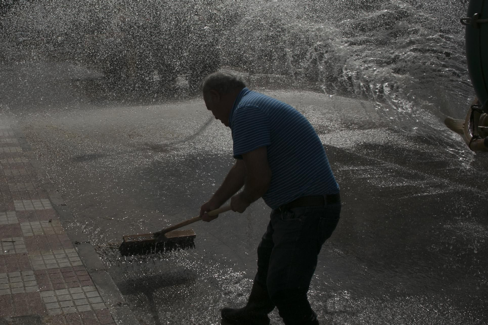 Un voluntario durante las labores de limpieza en Campillos.