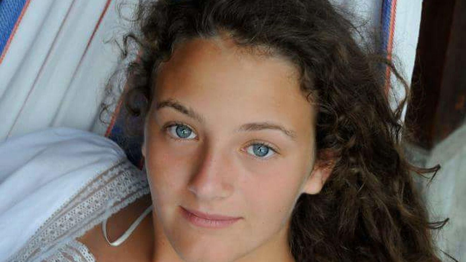 Primer plano de Victoria, que ahora tiene 21 años.