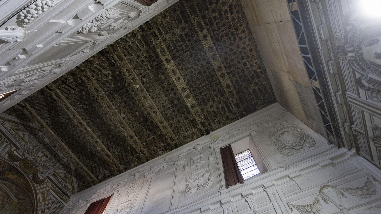 Detalle del artesonado y las yeserías de la iglesia de Santa Clara.