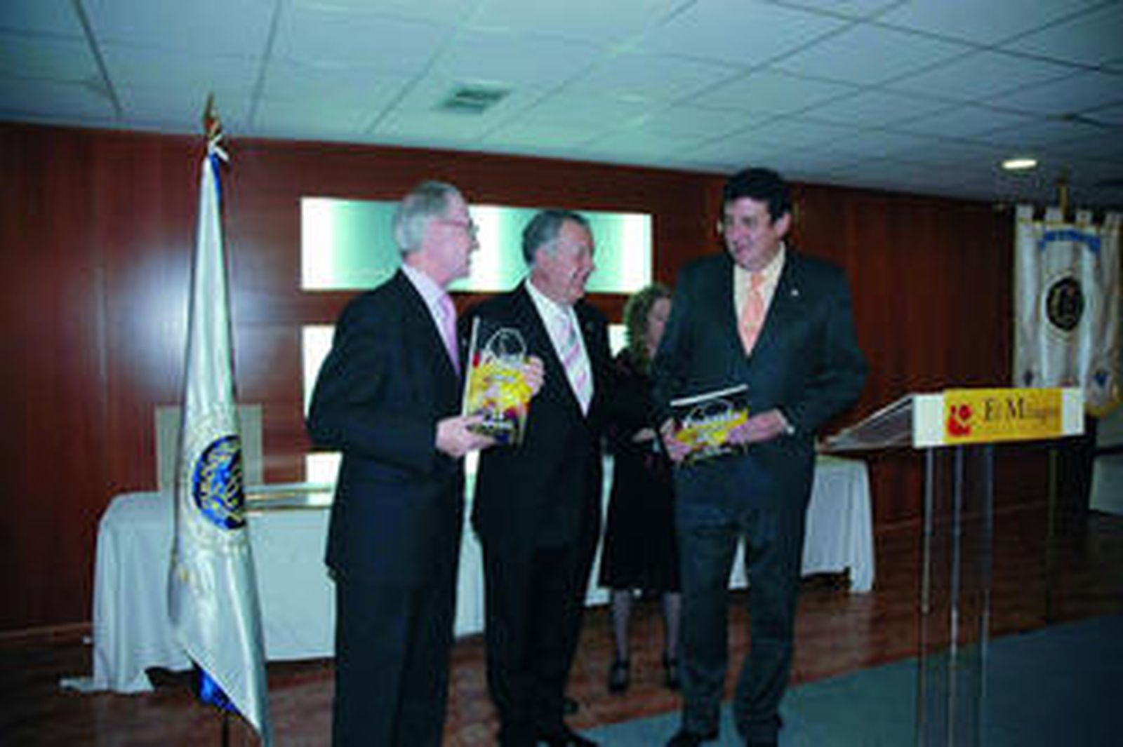 García Fornell, en el centro, presentó la obra en Teruel.