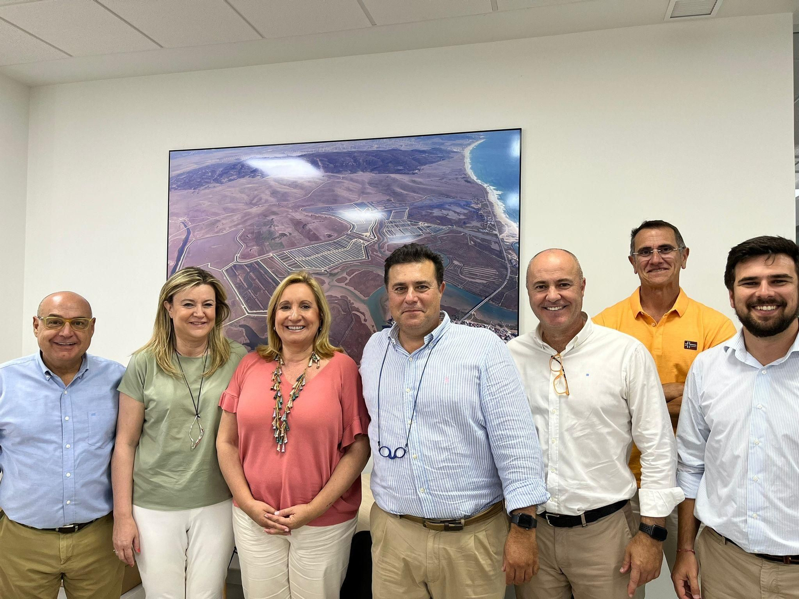 Responsables de la empresa acuícola y la Junta en la visita institucional.