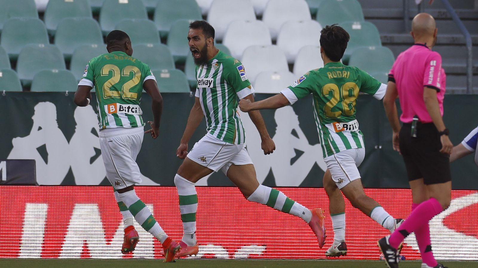 Borja Iglesias celebra su gol de penalti.