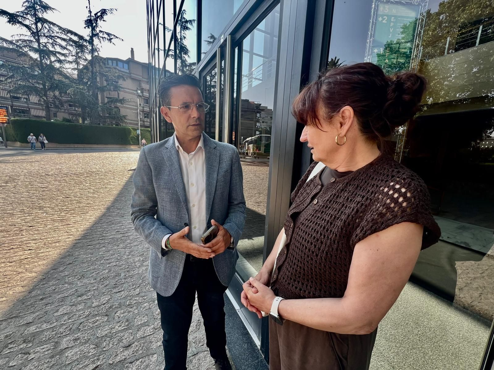 El concejal del PSOE Paco Cuenca a las puertas del Palacio de Congresos de Granada