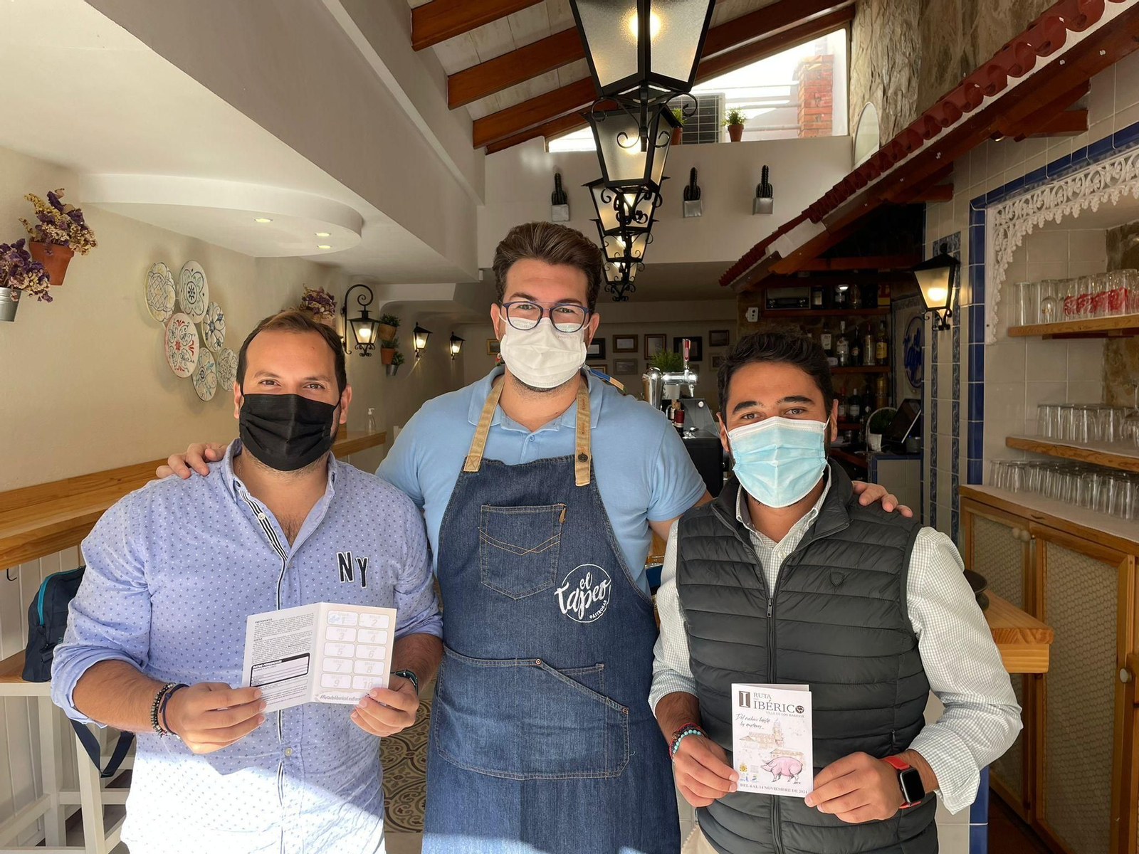 Pérez Cumbre y Dávila, en uno de los bares participantes.