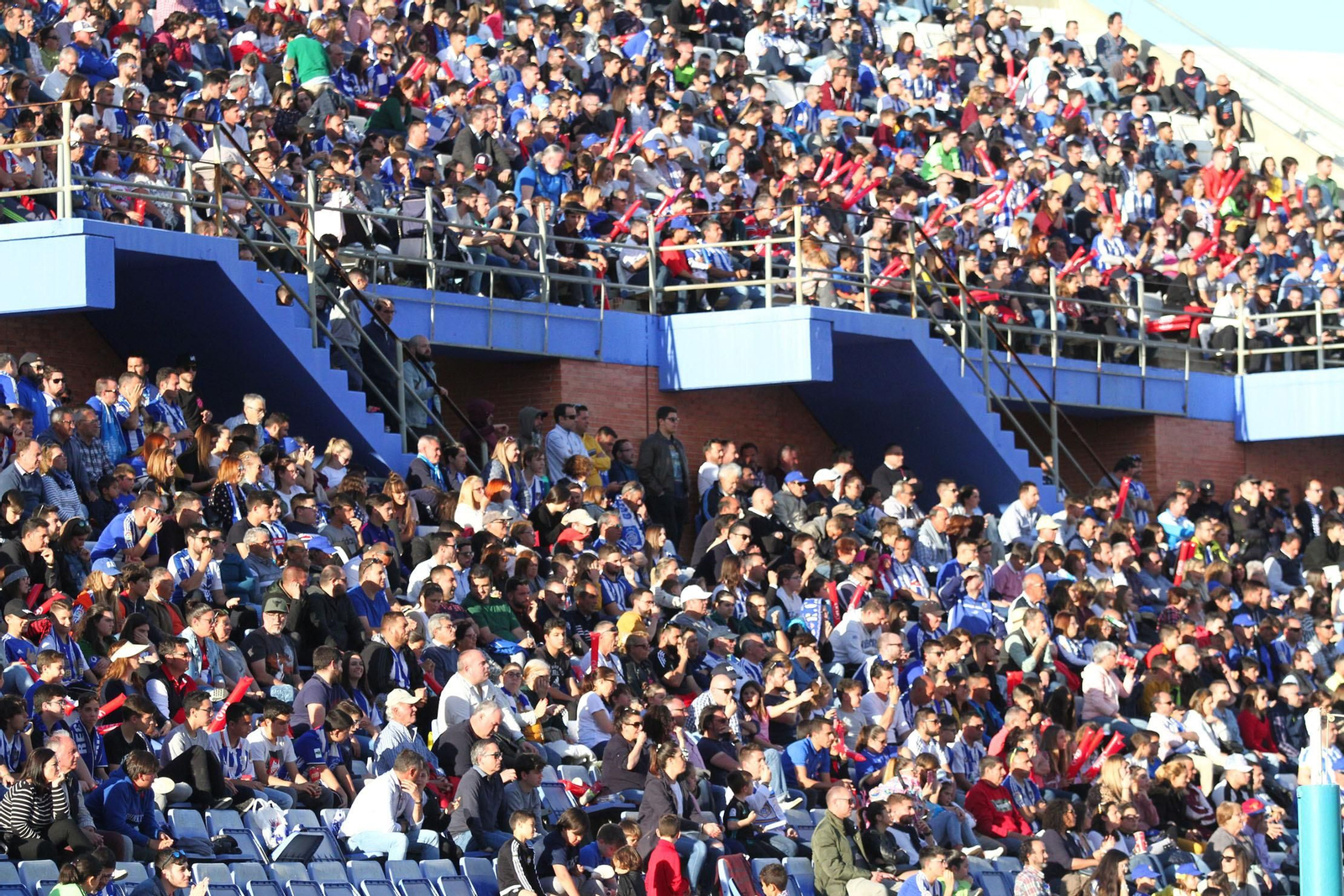Ambientazo en las gradas del Recreativo de Huelva y el San Fernando