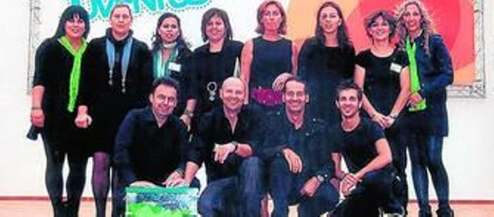 La Asociación de Empresarios de Palos (Aempa) ha organizado por segundo año unas jornadas de exposición de sus empresas que ha vuelto ha constituir un gran éxito de visitantes y negocio. En la foto, su junta directiva.