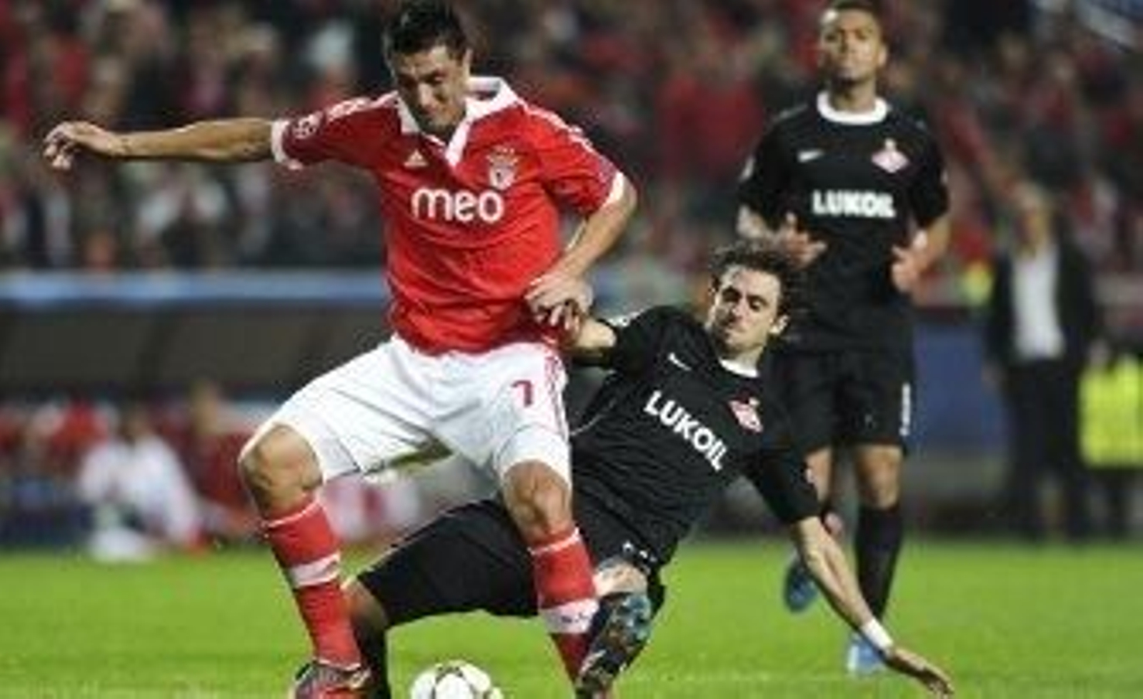 Nico Pareja entra a Cardozo en el Benfica-Spartak de Champions./AFP