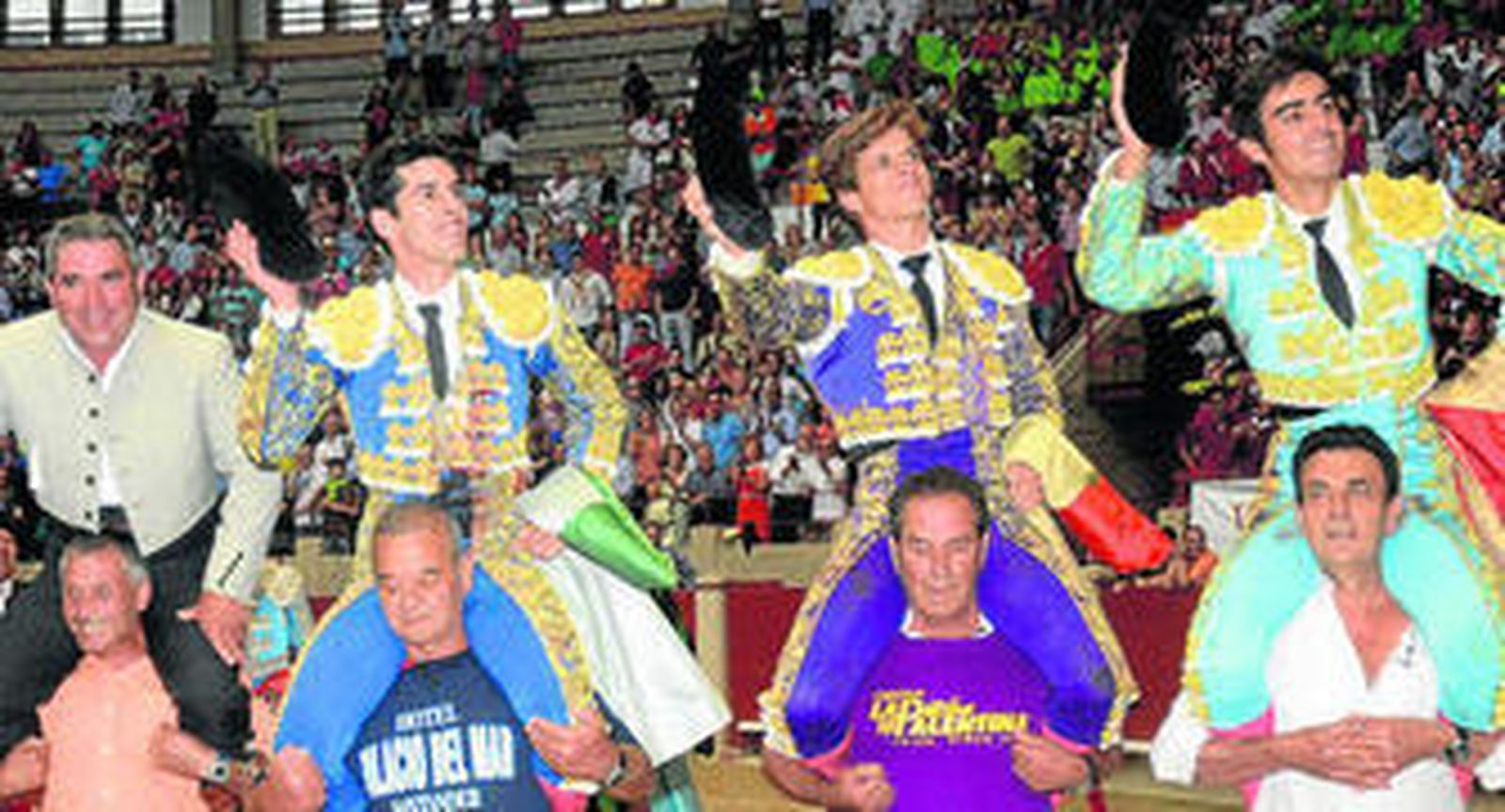 El mayoral de Victoriano del Río, Perera, El Juli y Talavante salen a hombros en la plaza de Pontevedra.