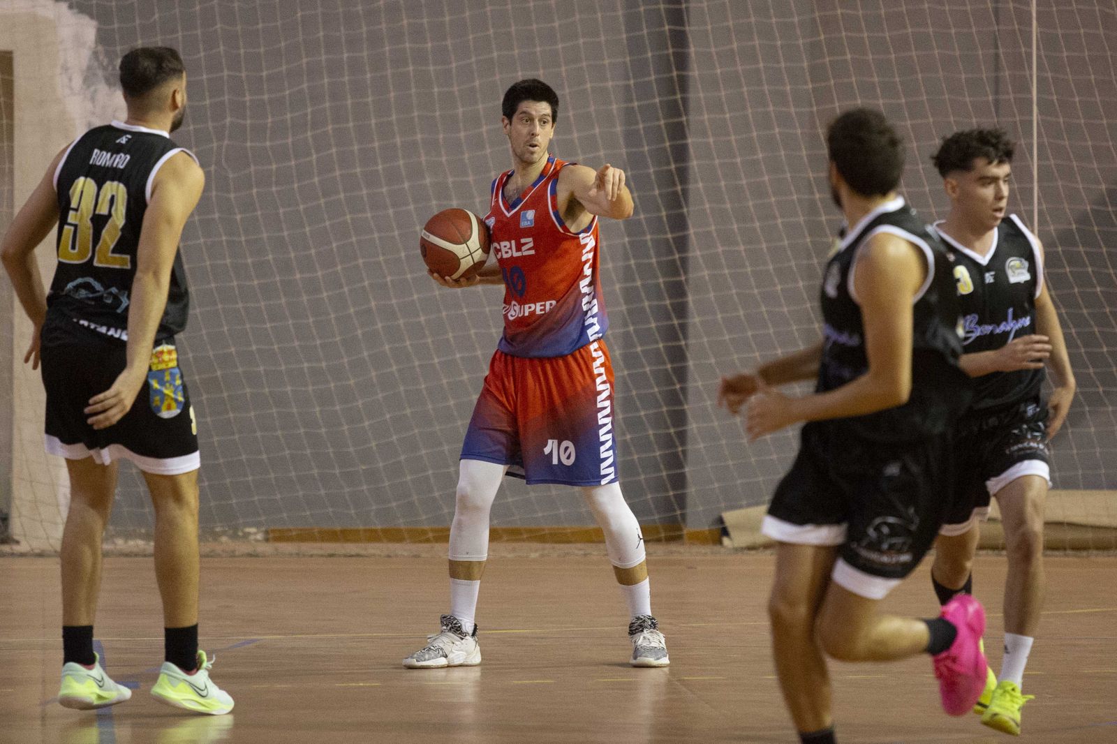 El exrojinegro Almazán dirige el juego.