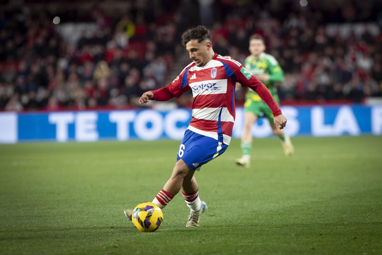 Rodelas se lleva el balón en el partido ante el Zaragoza