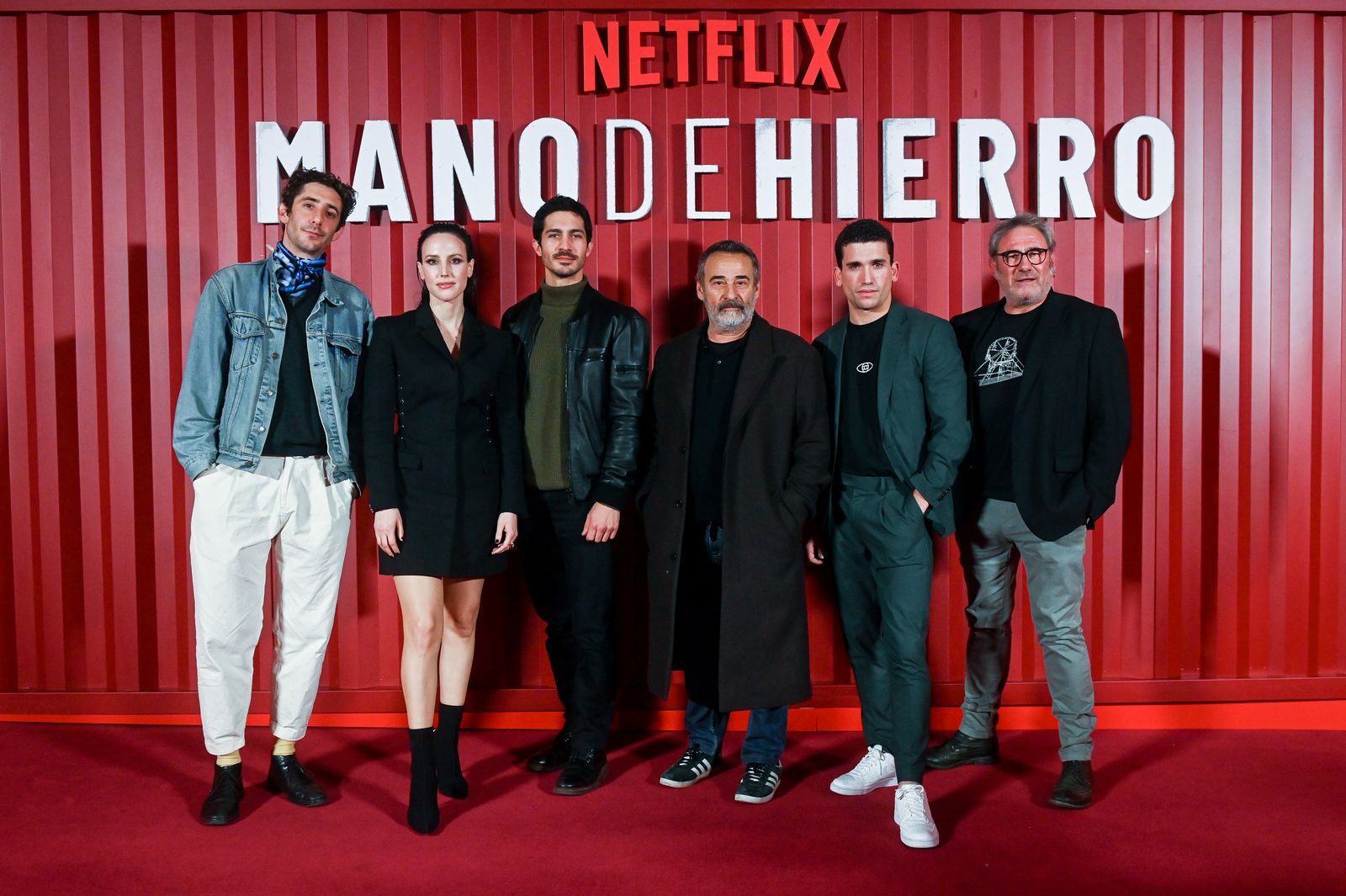 Los protagonistas y el creador de la nueva serie de Netflix, 'Mano de hierro'.