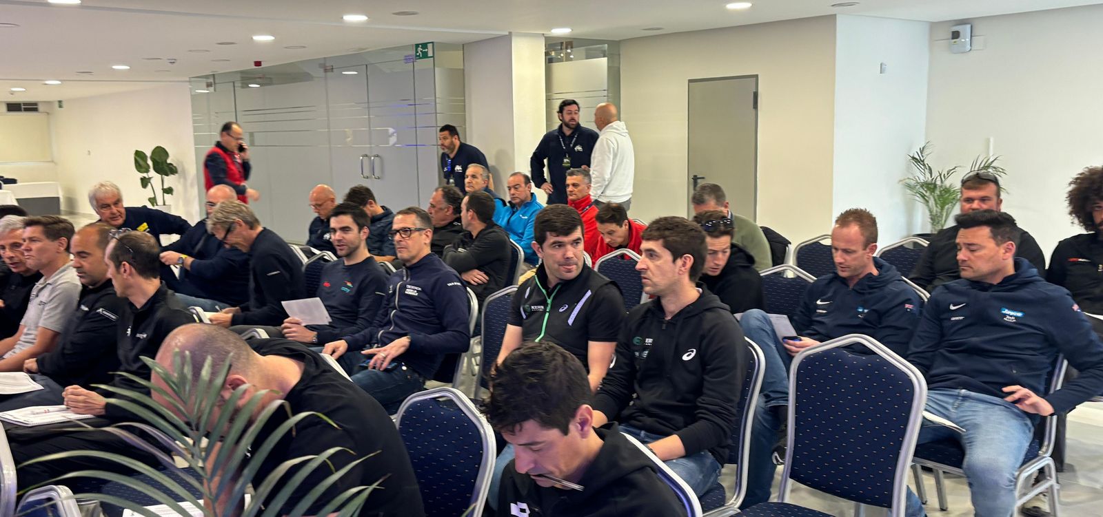 Un momento de la reunión con los jefes de equipo.